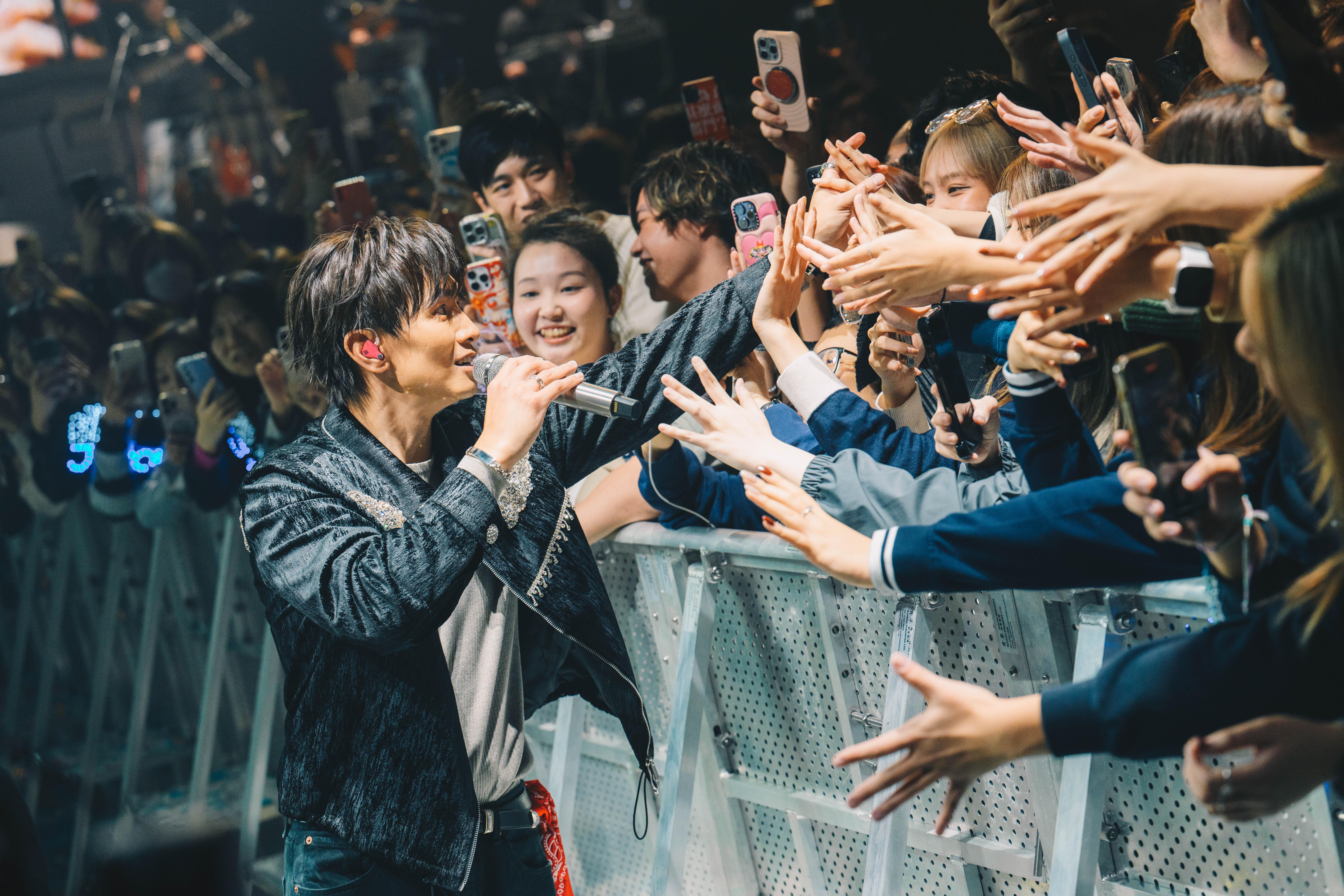 陳柏宇《陳柏宇 LIFE IS LIVE 演唱會 2025》尾場,數度encore並走到台下與fans近距離接觸。