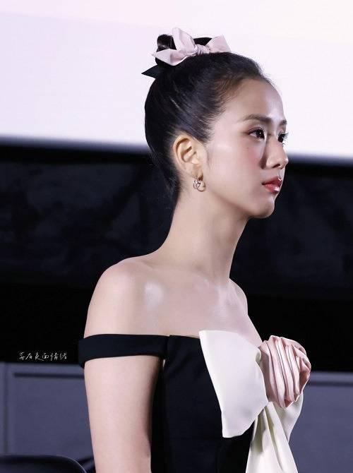 Jisoo以一襲黑色連身公主裙亮相,展現優雅氣質。