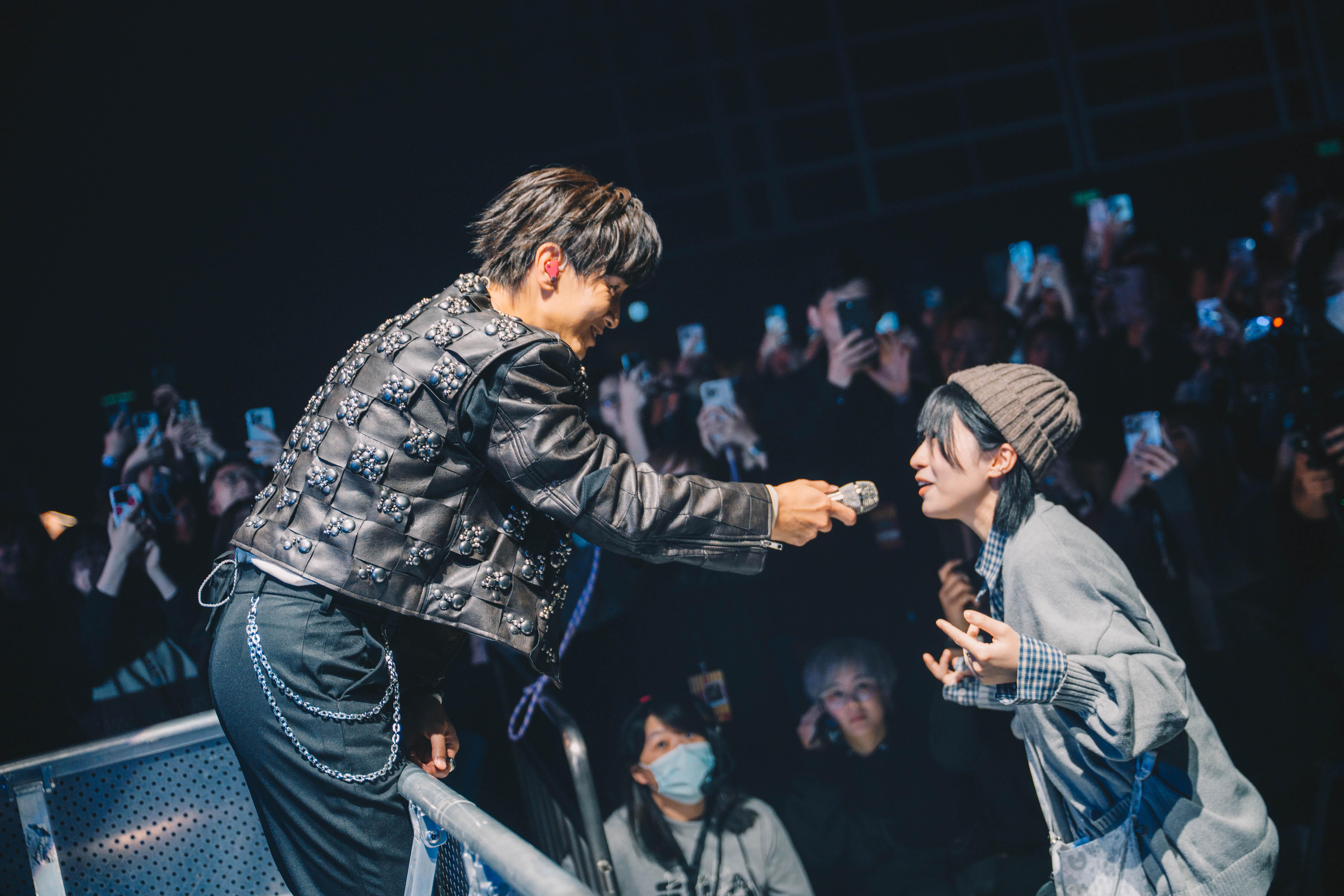 Jason演繹《可靠我》時,更特地走近台前,與合唱此曲的座上客何洛瑤sica互動一番