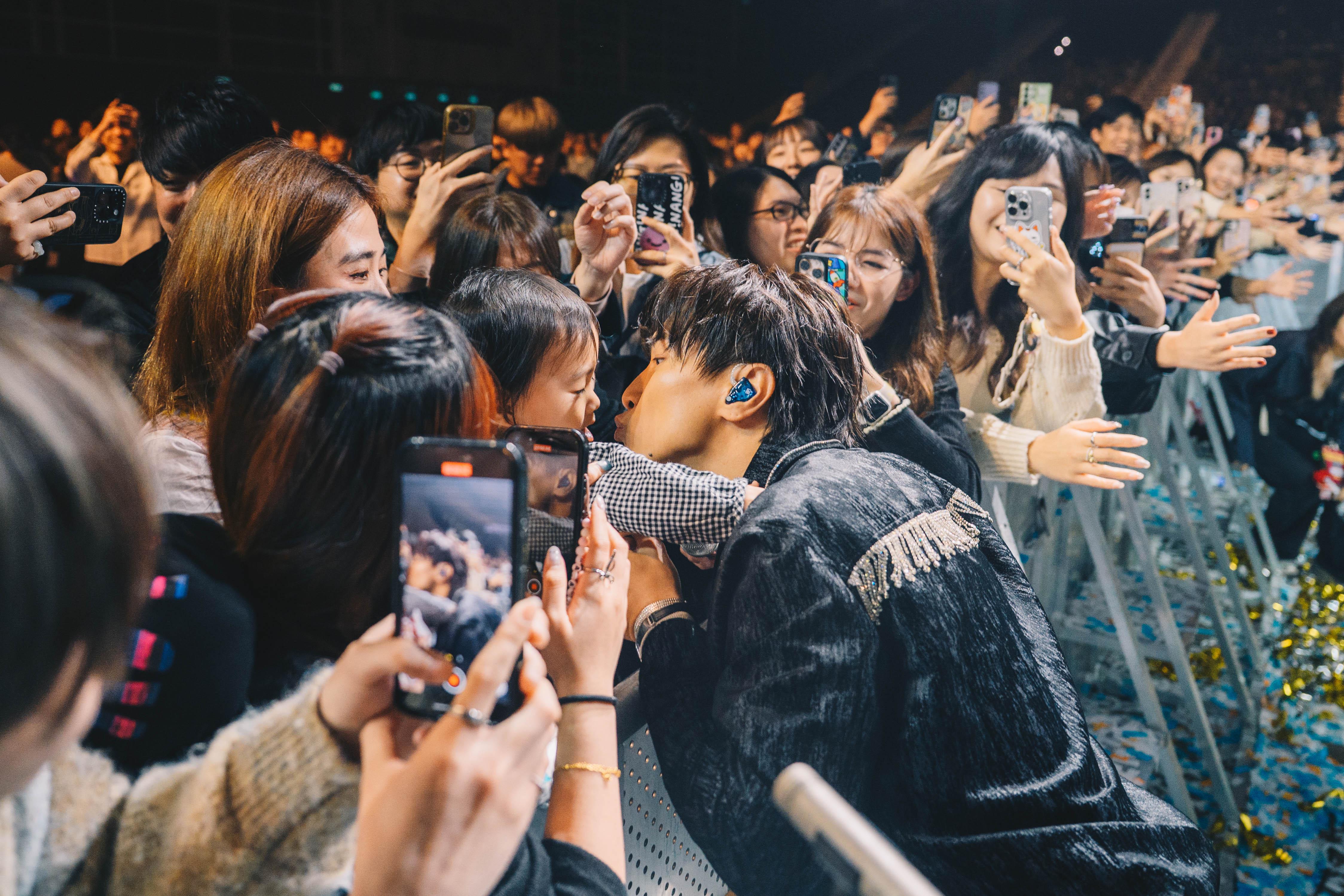 Jason走到台下與粉絲握手,即時衝上前親吻Audrey ,閃爆全場。