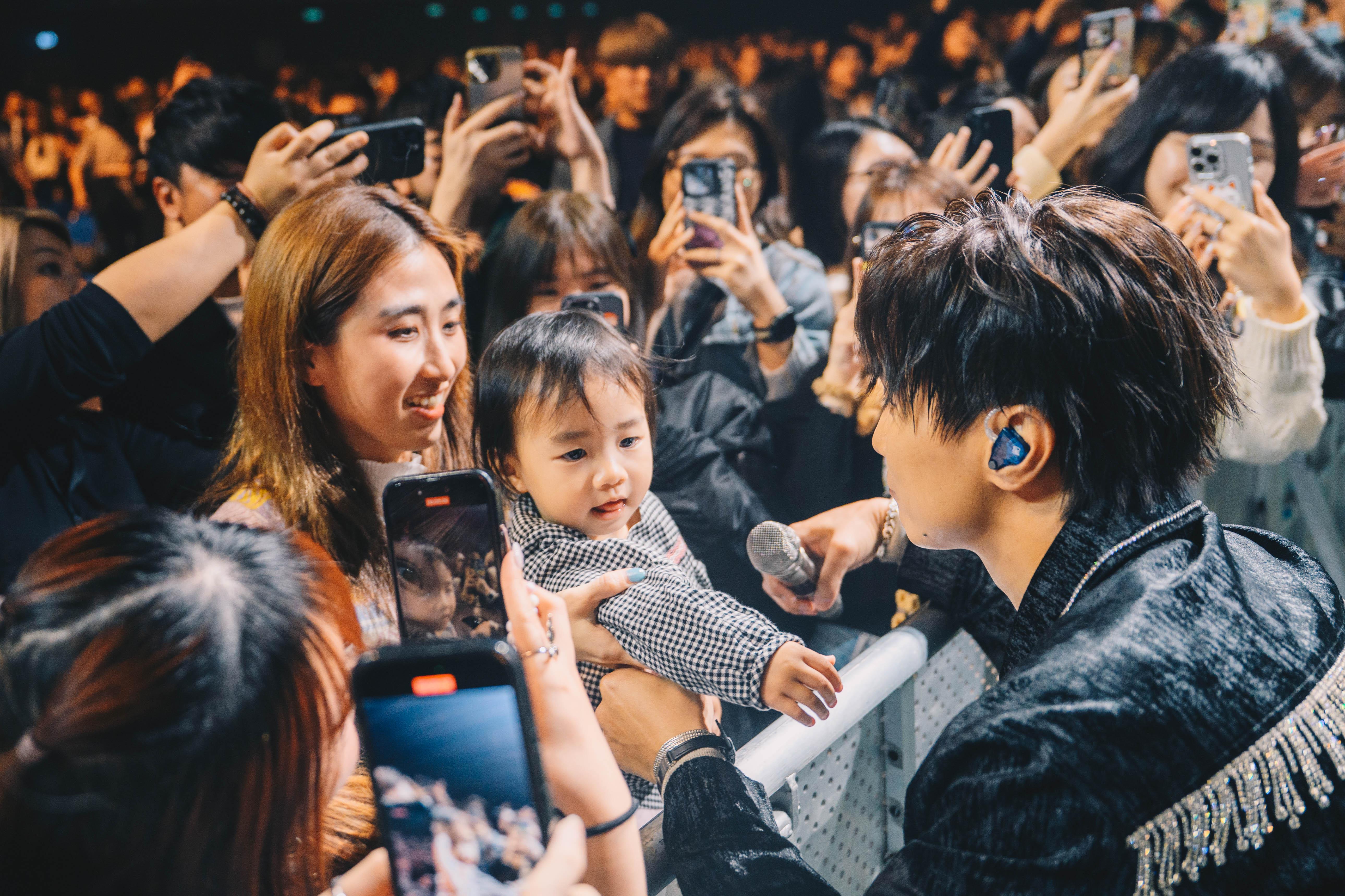 Jason走到台下與粉絲握手,而Leanne抱著Audrey走近台前。