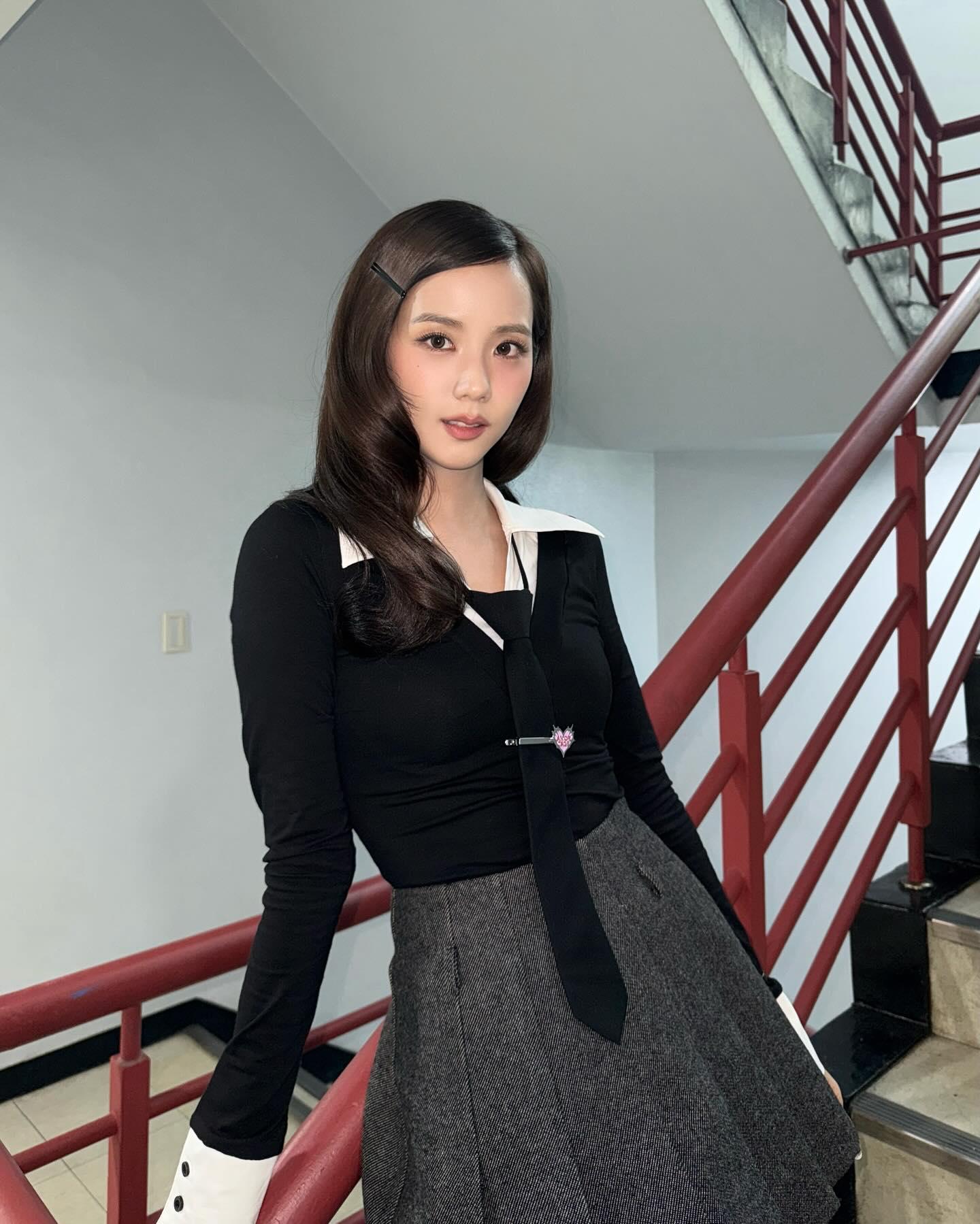 Jisoo昨日上SBS電視台《 人氣歌謠》的打歌造型。