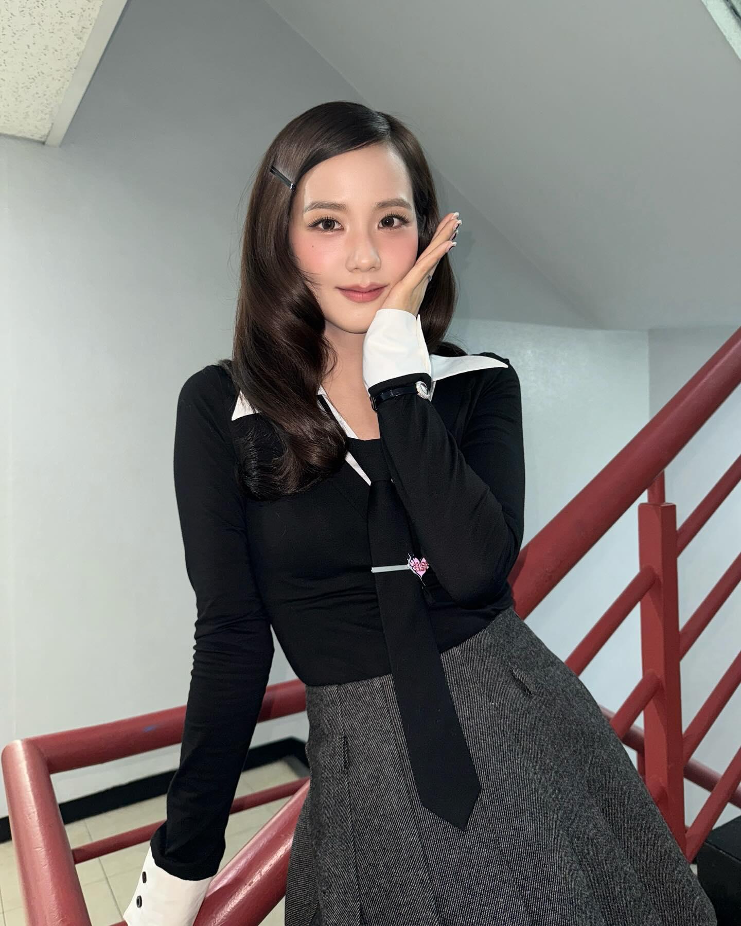 Jisoo昨日上SBS電視台《 人氣歌謠》的打歌造型。