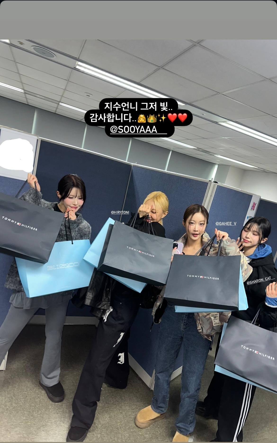 所有舞蹈員都收到Jisoo所送的每人兩袋名牌禮品。