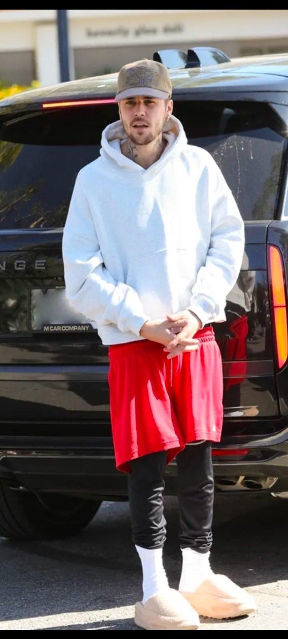 Justin Bieber單獨一人出現在西荷李活時,精神疲憊不堪。(網上圖片)