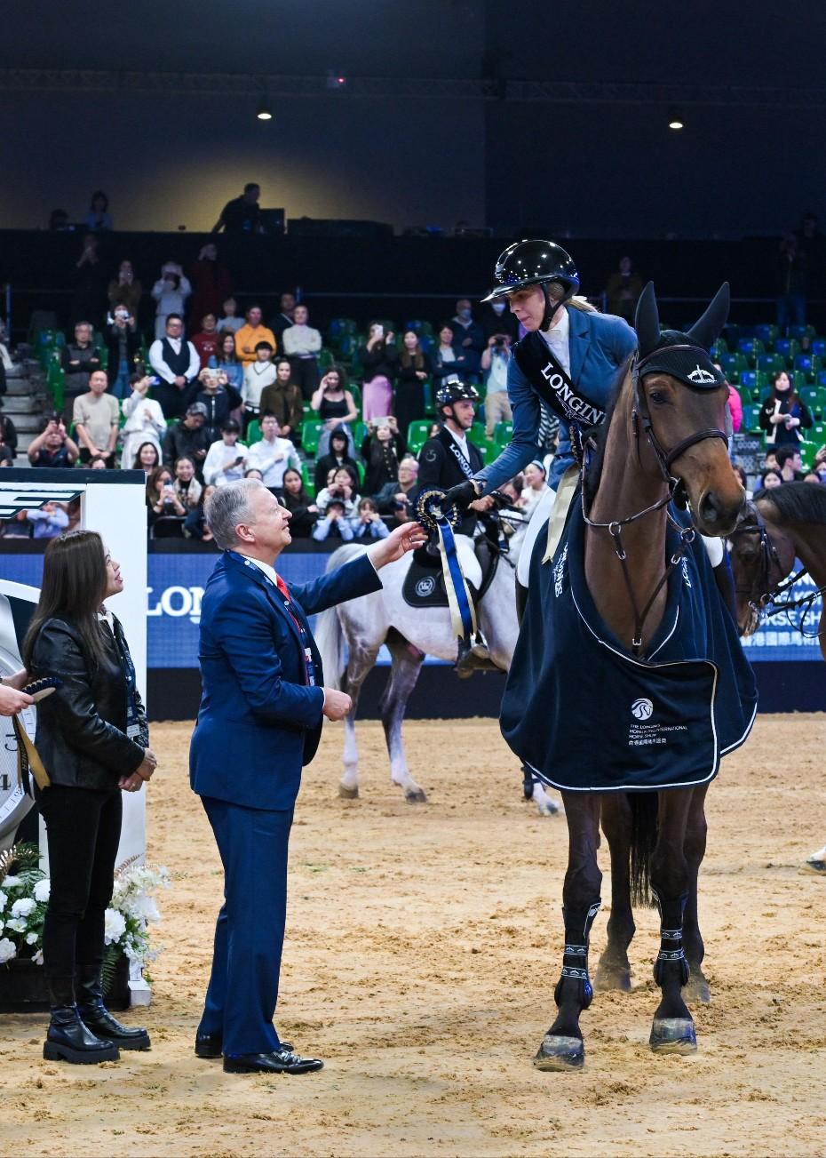 文體旅局長羅淑佩(左一)及馬會行政總裁應家柏(左二),頒獎予The Longines大獎賽 (Grand Prix) 的冠軍、丹麥騎手Zascha Nygaard Lill。(馬會提供)