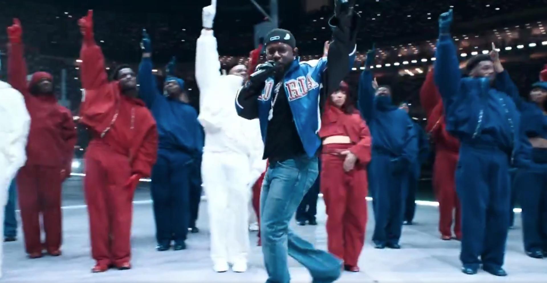 Kendrick Lamar身上的訂製版Martine Rose外套,印有他創立的創意機構pgLang的名字。