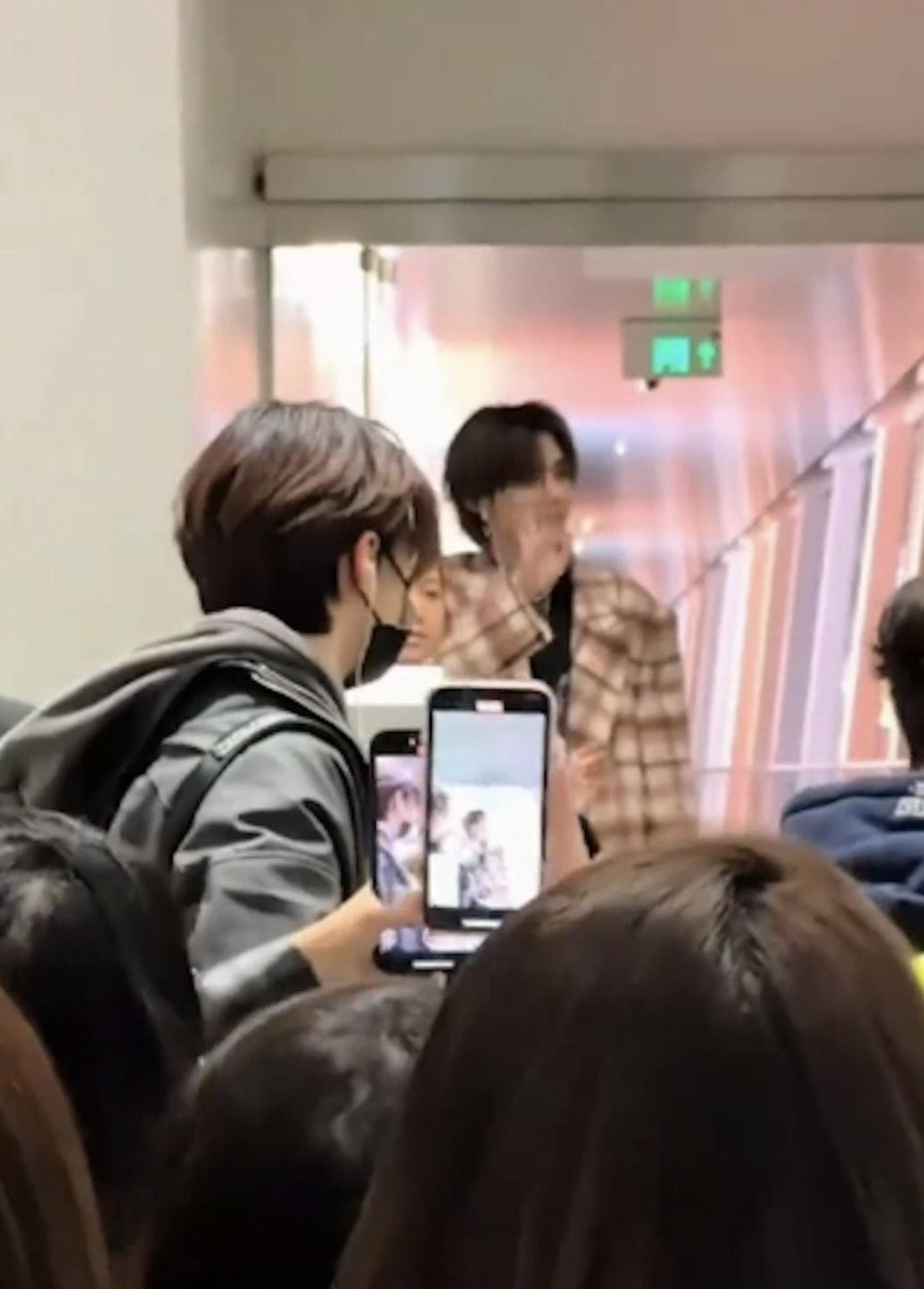 粉絲一擁而上,場面混亂。