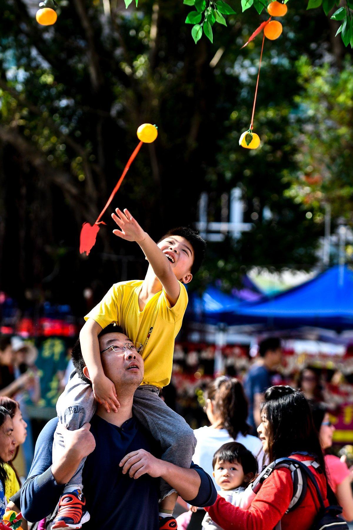 到大埔林村拋寶牒,祈求心願實現,是最受歡迎的新春活動之一。(圖片來源:香港許願節FB)