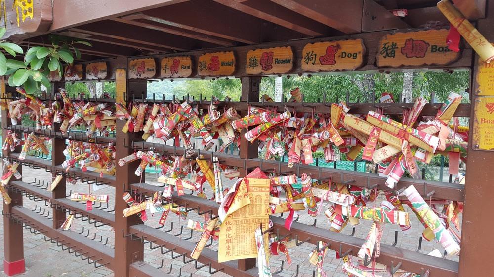 2005年的林村許願樹意外後,當局下令禁止拋寶牒到樹幹上,並改為擺放木製的許願架,讓遊人掛上寶牒,好使許願樹休養生息。(圖片來源:民政事務總署)