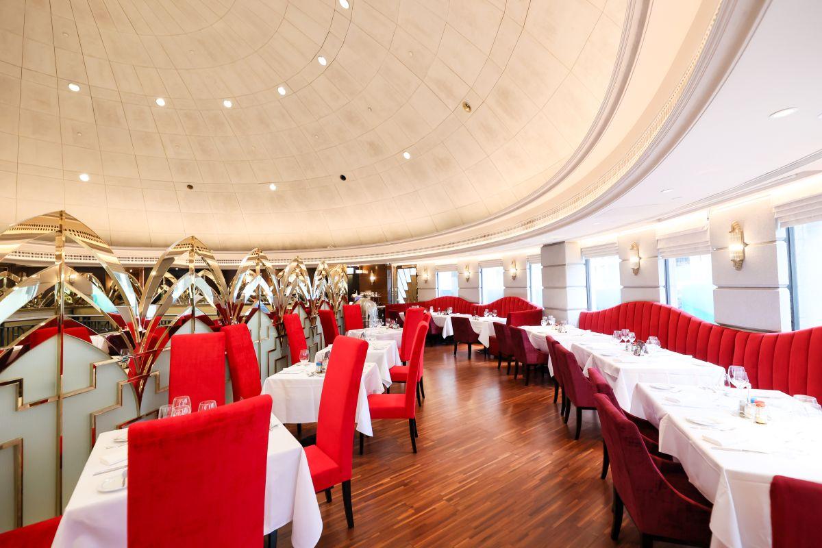 壯觀的圓頂天花像歌劇院,襯托金銅色葉子圖案圍欄及紅絲絨座椅,營造典雅氣派。