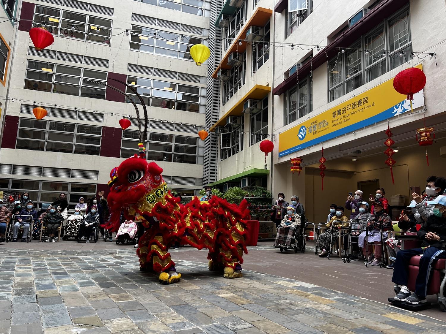 舞獅隊特地到院舍,為長者們送上佳節的祝福。