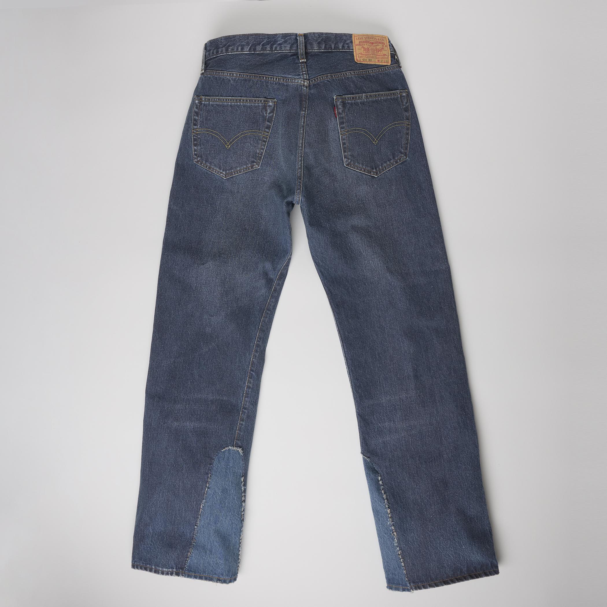 Levi's Vintage Clothing 1955 501牛仔褲,褲腳造成喇叭褲款式。