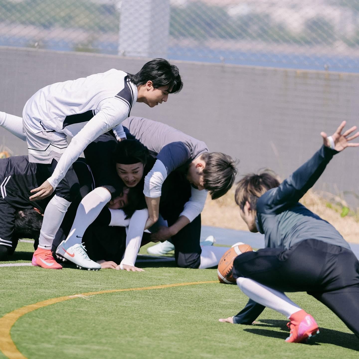 Stanley拍攝《手印》MV時,慘被姜濤、Jer和Edan壓住,連樣都看不到。