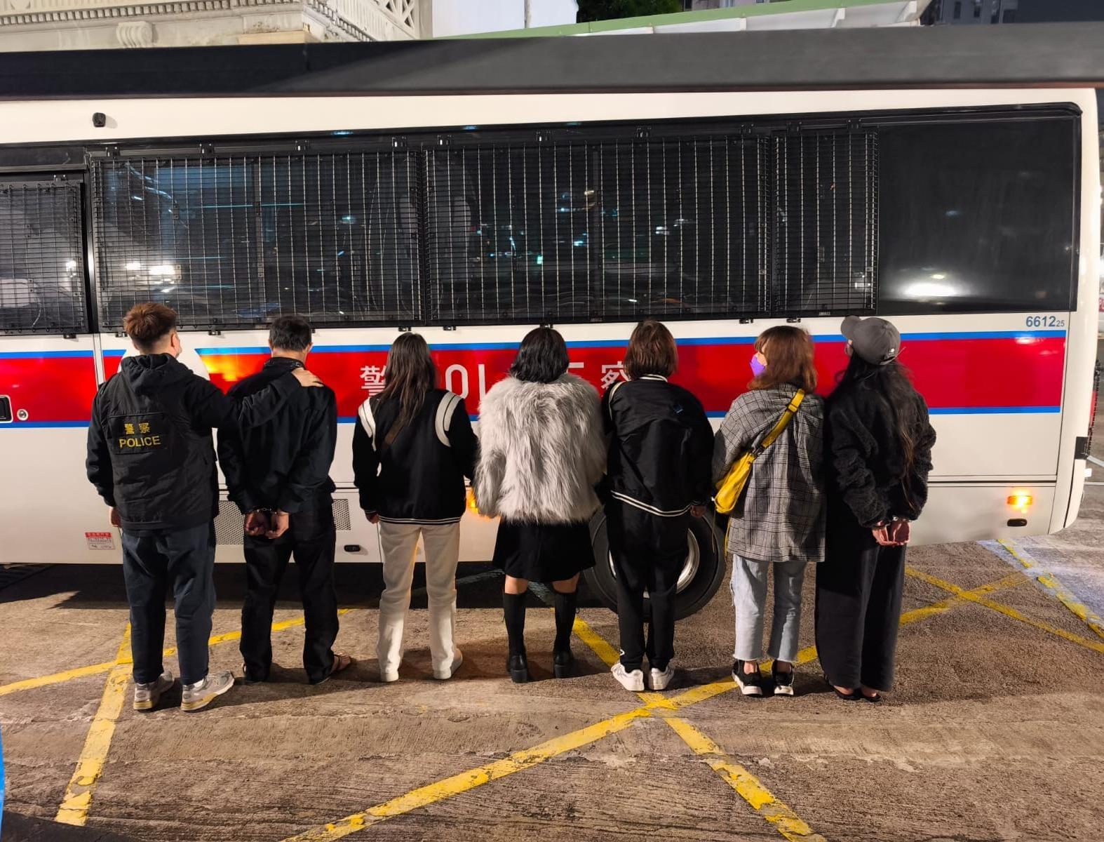 警方於旺角搗破一個釣魚機賭場,共拘7人。(警方圖片)