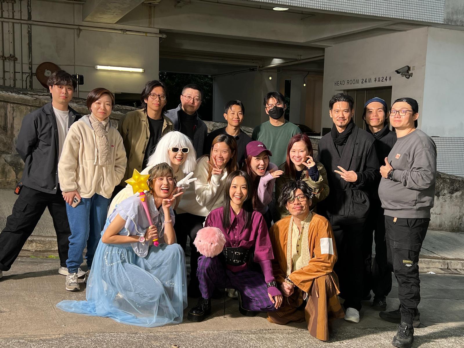 《弊傢伙!我要去祓魔》MV台前墓後工作人員合照。