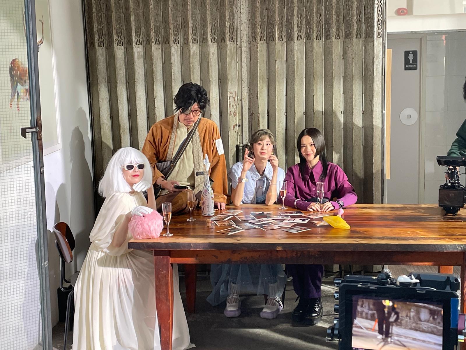 盤菜盈子與《弊傢伙!我要去祓魔》男女主角拍MV。