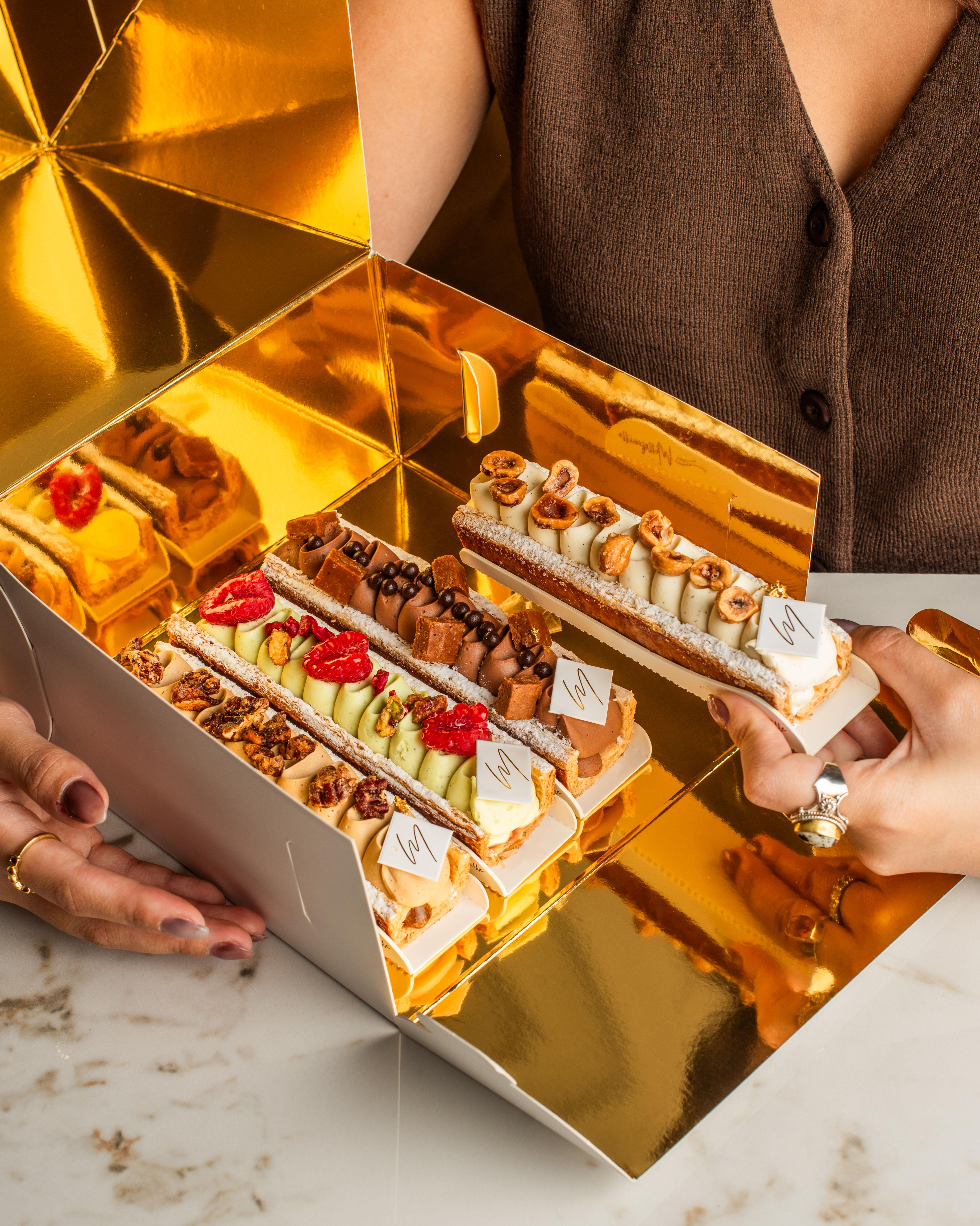 招牌U形千層酥有四種口味$128起 酥皮鬆脆,奶油甜而不膩。有雲呢拿榛果、開心果紅莓、朱古力及咖啡千層酥。(Patisserie Millefeuille)