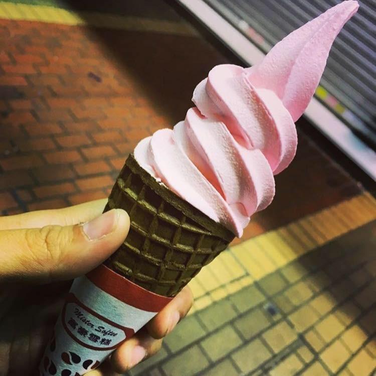 富豪雪糕車平日只提供雲呢拿軟雪糕,但在農曆新年會推出特別版士多啤梨口味的軟雪糕。有興趣嘗試新口味的朋友,屆時要把握機會了。(圖片來源:富豪雪糕車FB)