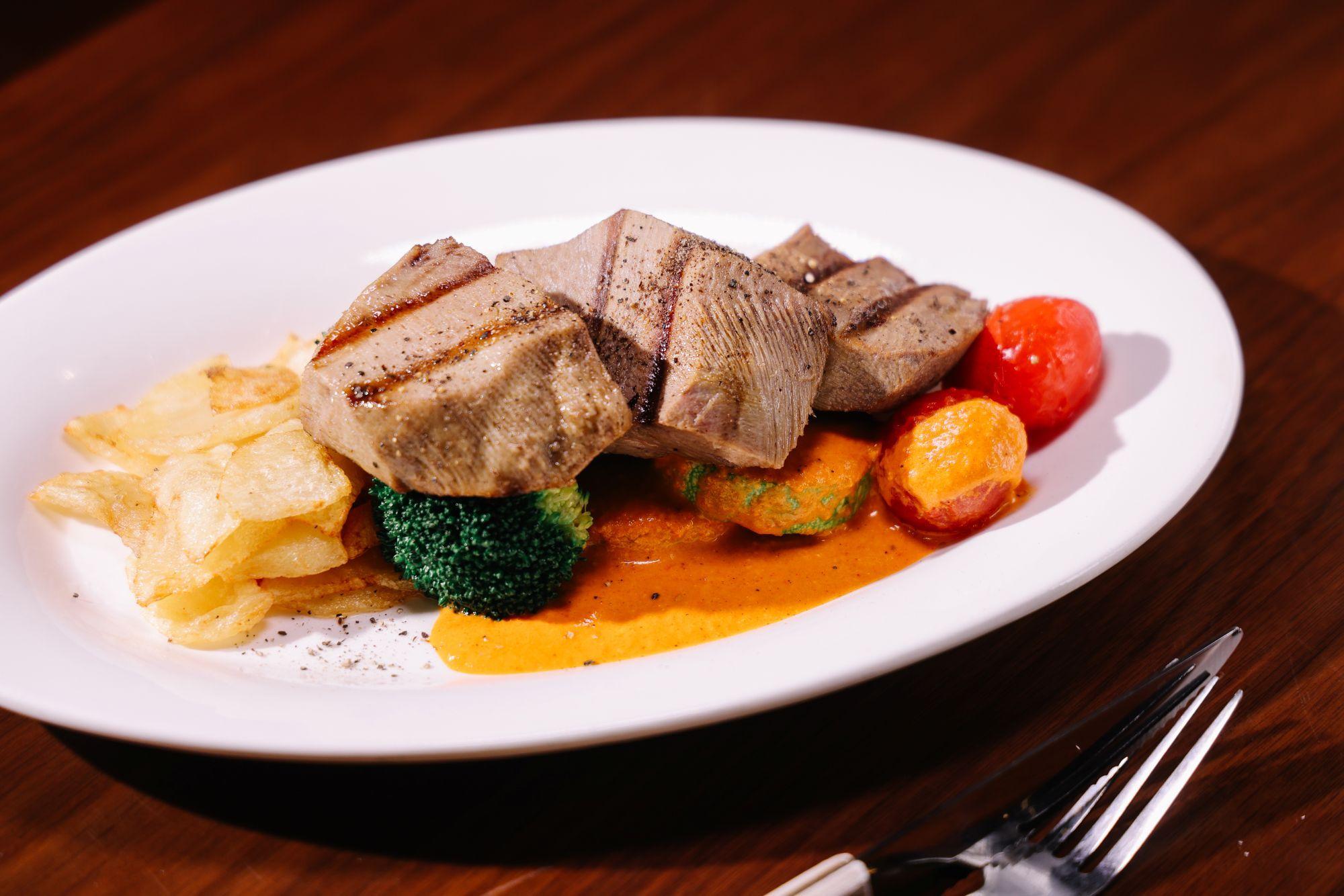 特調威士忌醬油烤慢煮厚切牛脷 $138 配上烤野菜、紅波椒汁及燕麥米飯,飯可轉多菜或手切薯片。(吳康琦攝)