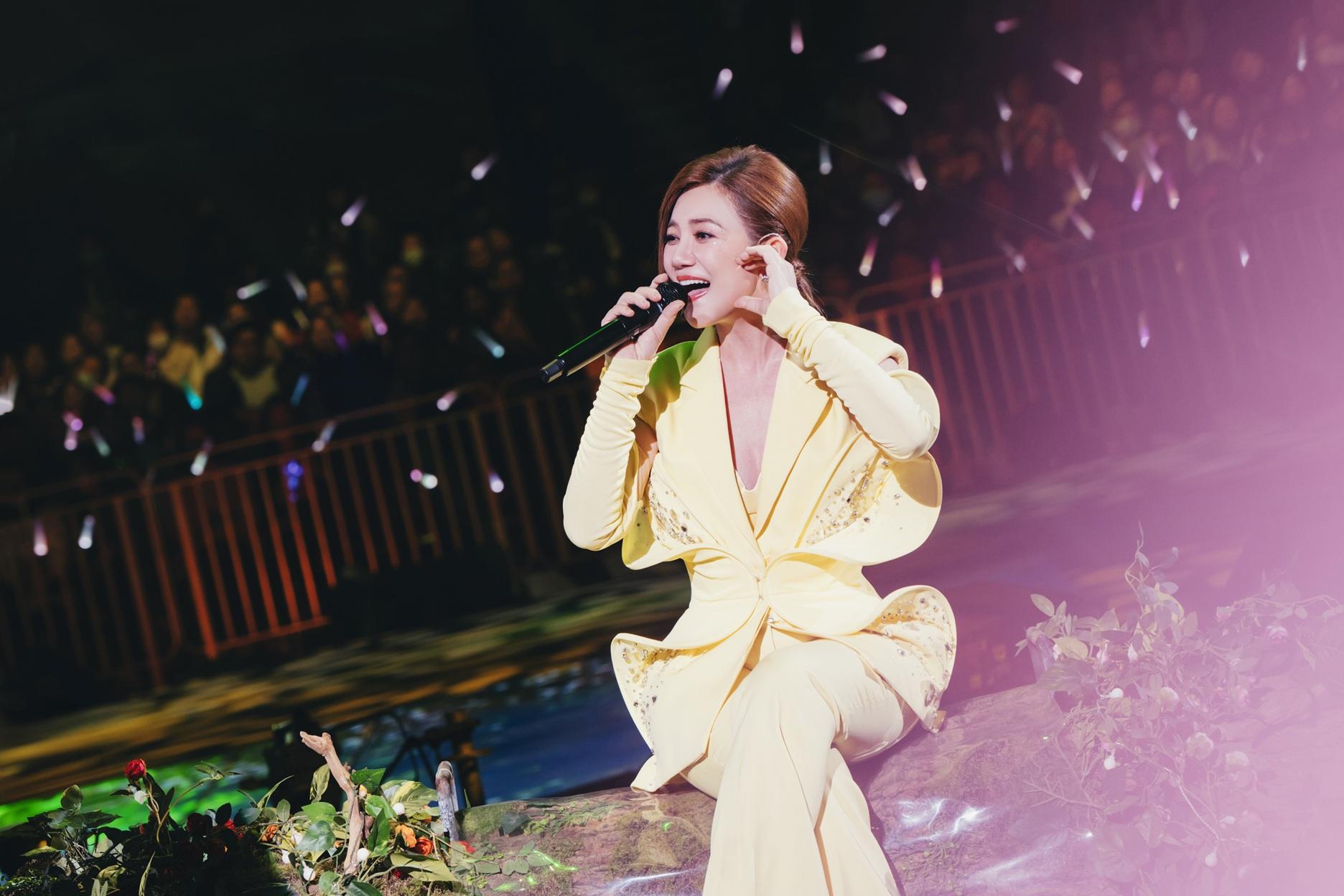 梁靜茹相隔10再踏紅館開演唱會,粉絲揮動應援燈棒,她亦以半心手勢回應。