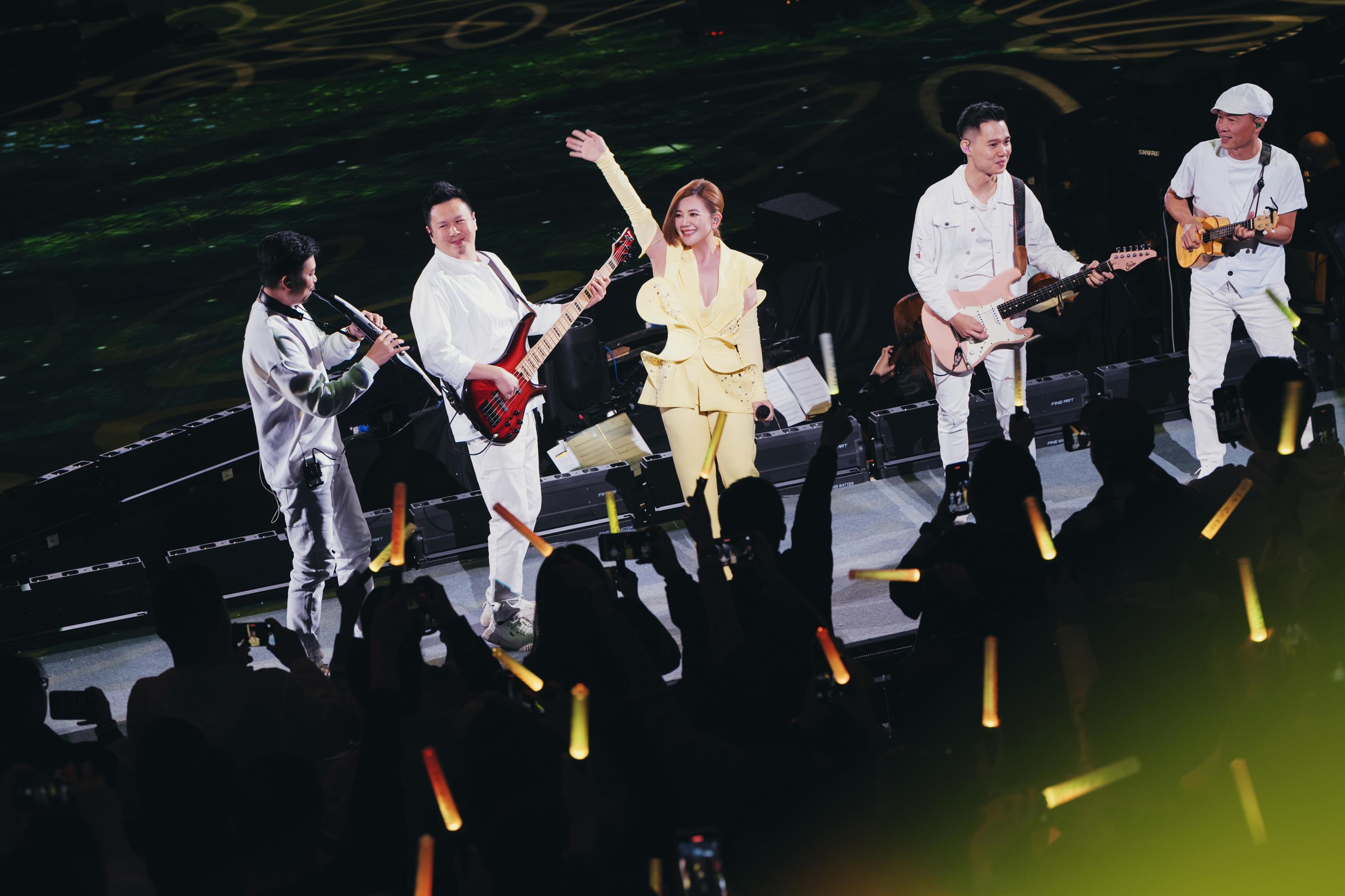 梁靜茹在紅館舉行《當我們談論愛情》香港站巡唱,大唱經典情歌。