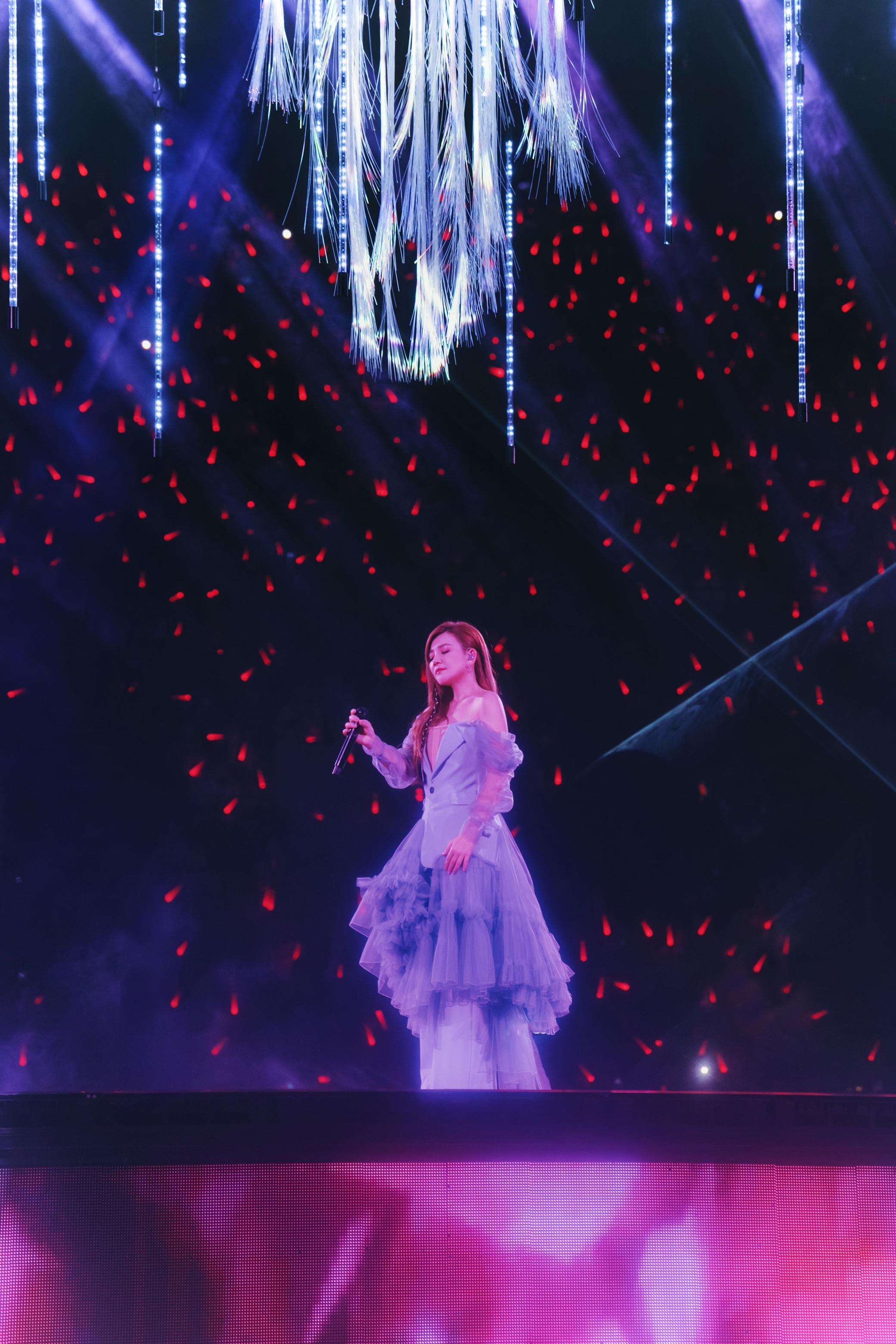 梁靜茹在紅館舉行《當我們談論愛情》香港站巡唱,大唱經典情歌。