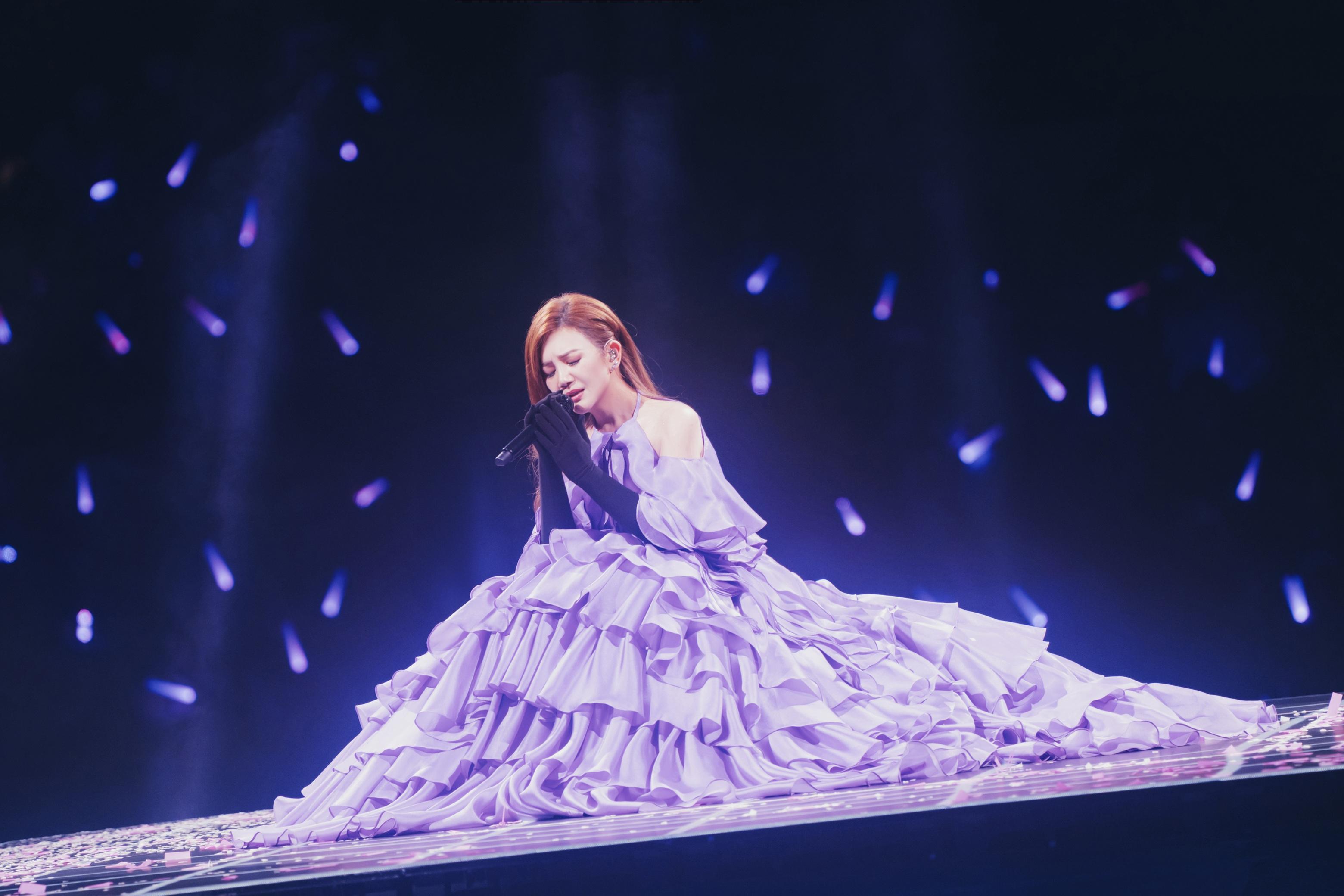 梁靜茹在紅館舉行《當我們談論愛情》香港站巡唱,為香港粉絲特備廣東歌環節。