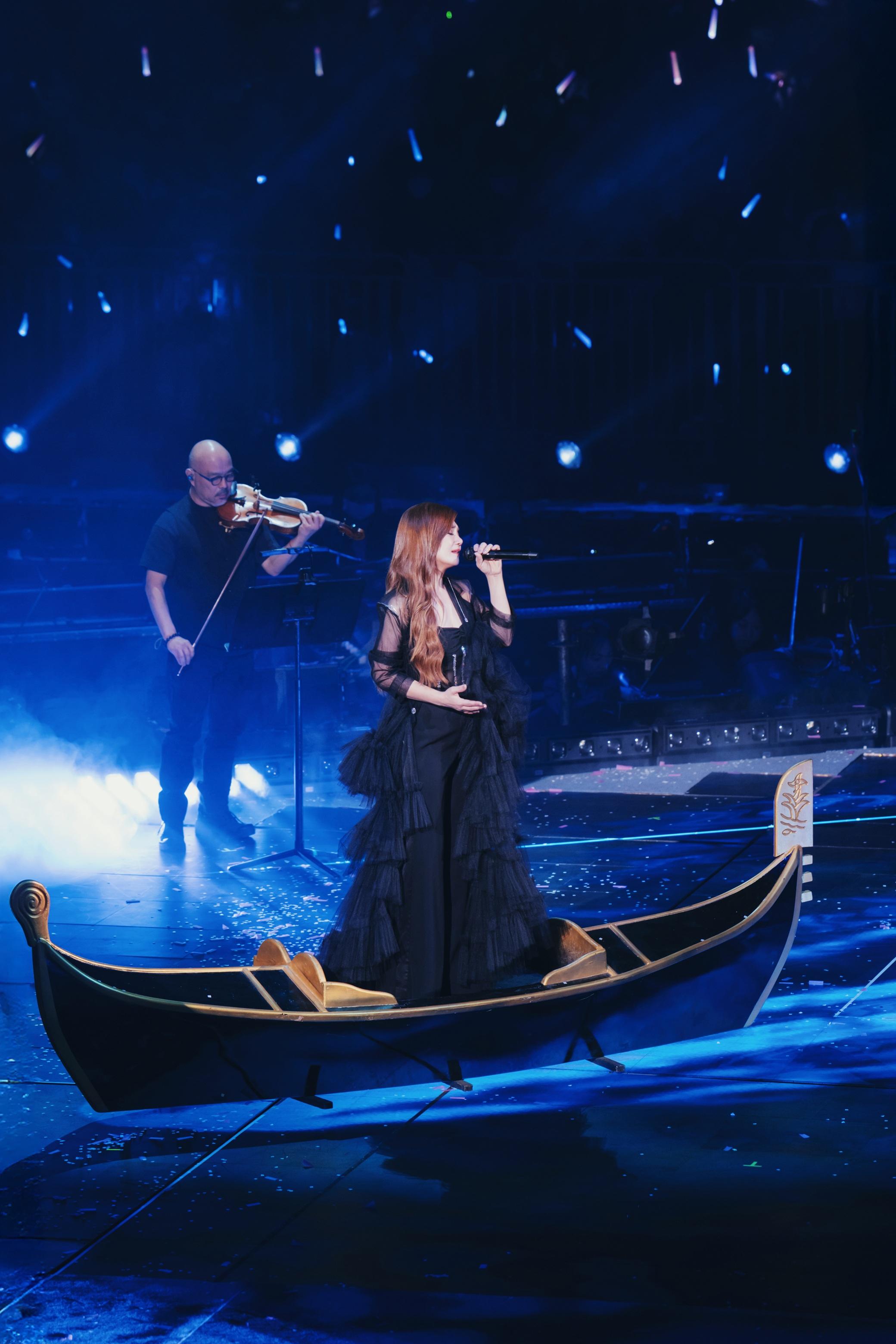 梁靜茹在紅館舉行《當我們談論愛情》香港站巡唱,大唱張國榮張學友經曲金曲。
