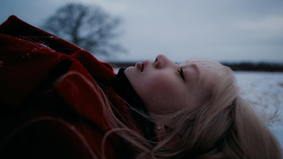 Nancy Kwai在新歌《I tried…》MV中,扑倒在雪地上。