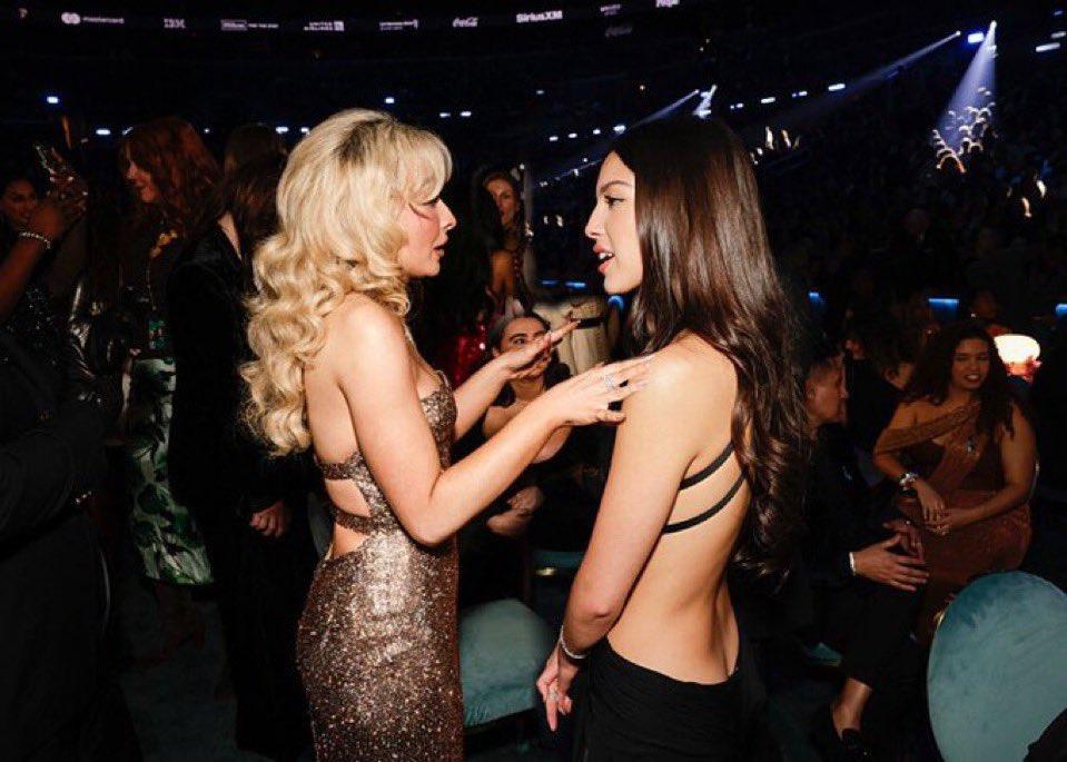 網民合成Olivia Rodrigo與Sabrina Carpenter大和解的假相。