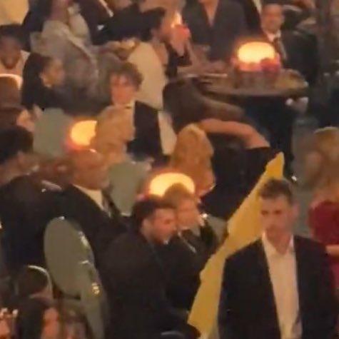 相中可見Olivia Rodrigo,主動走到Sabrina Carpenter面前,祝賀對方獲得好成績。