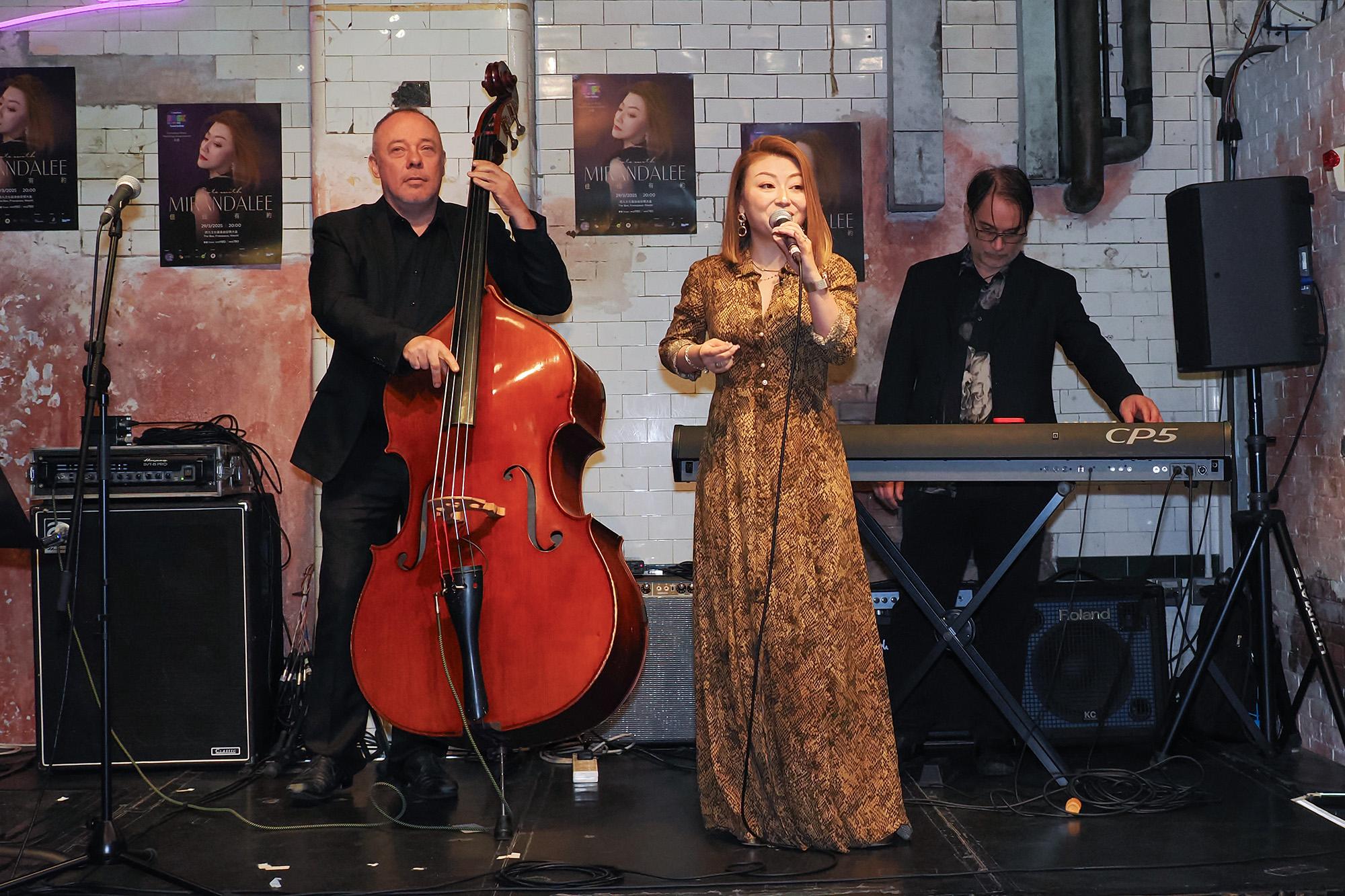 李佳在樂手伴奏下即場獻唱了歌曲《Fly Me To The Moon 》及《月亮代表我的心》。