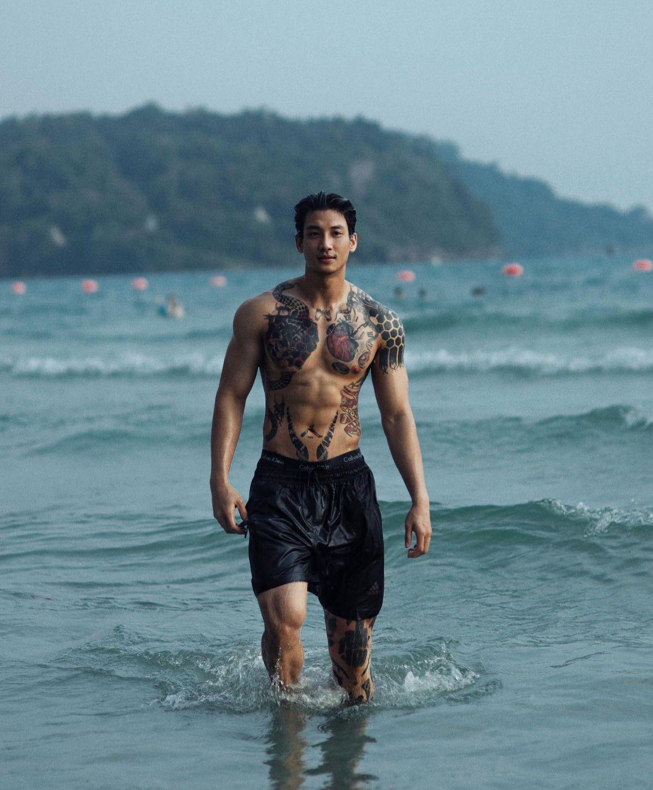 Paing Takhon於2021年因反對緬甸軍政府曾經被捕,出獄後仍獲女友不離不棄。