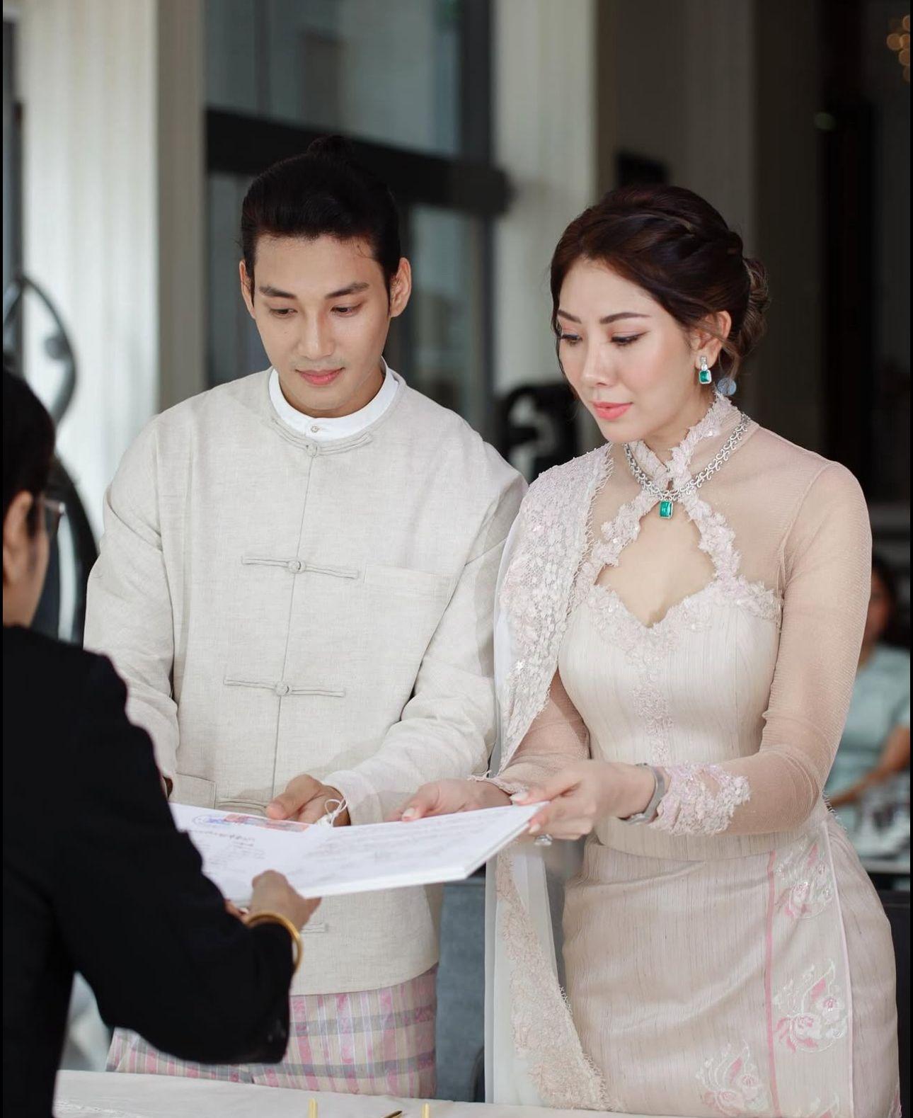 Paing Takhon與另一半在雙方親友的見證下簽署結婚證書。