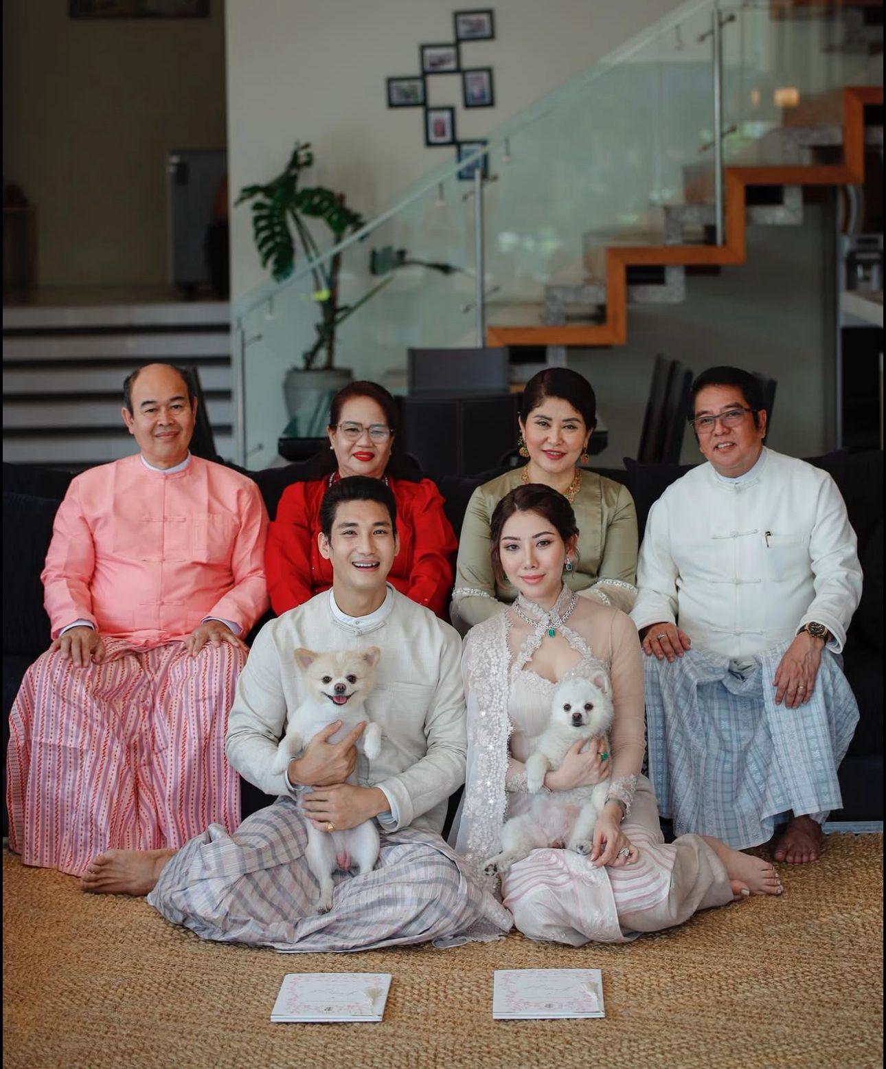 一對新人抱住狗狗跟家人溫馨合照。