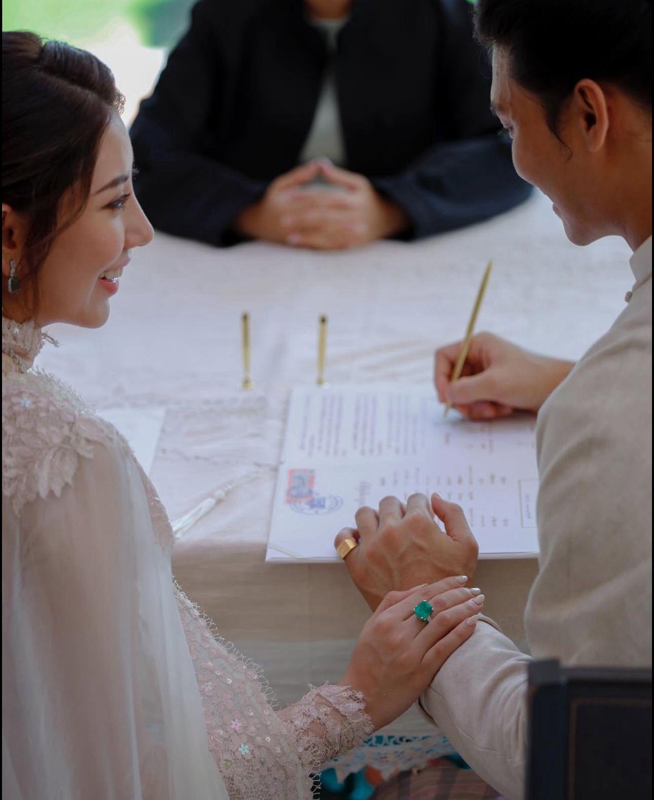 Paing Takhon與另一半在雙方親友的見證下簽署結婚證書。