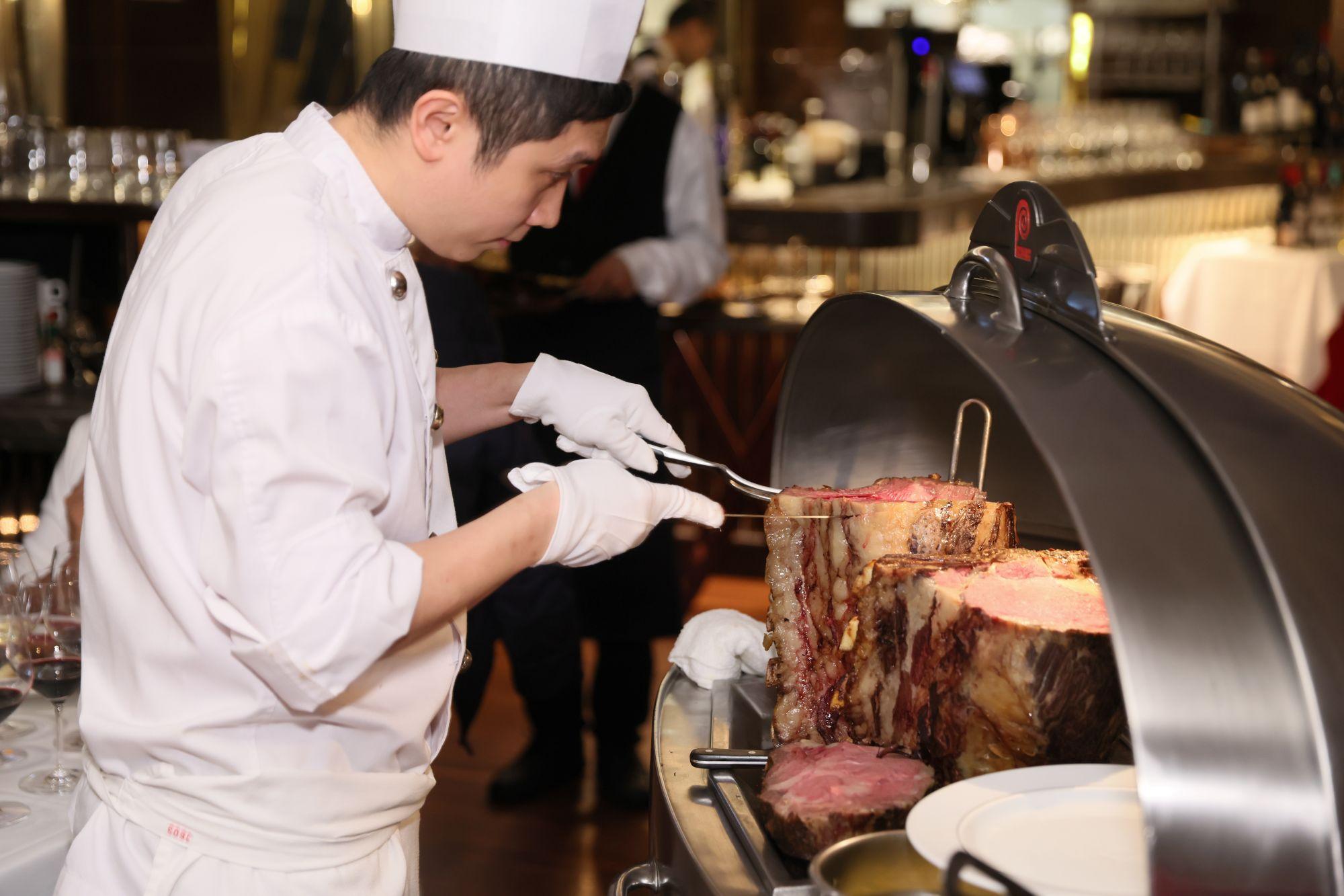 廚師經過特訓,每一刀也熟練精準。