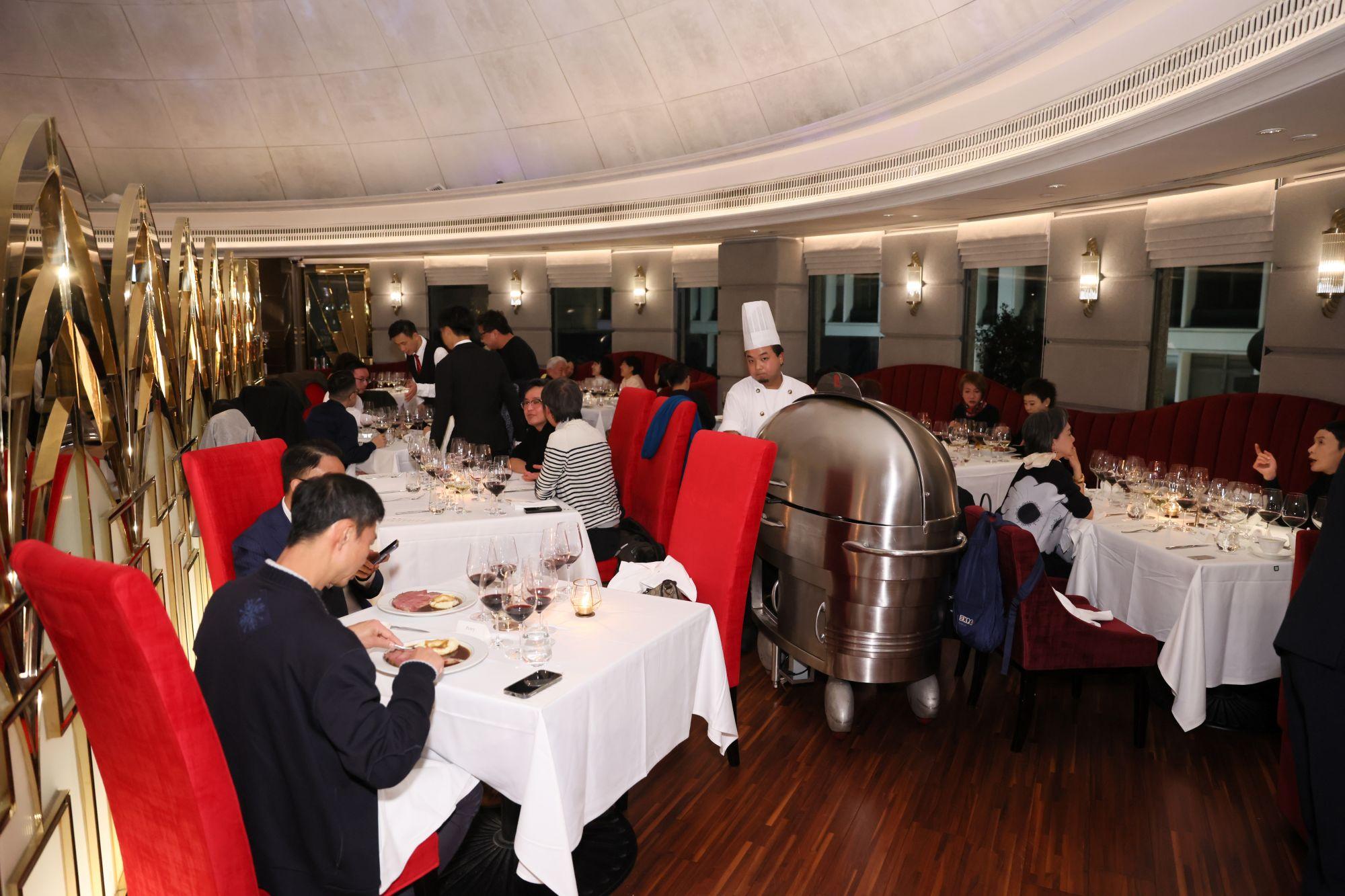 標誌性的銀製手工餐車身價高達港幣35萬,專誠從美國訂造,全人手裝嶔配件。