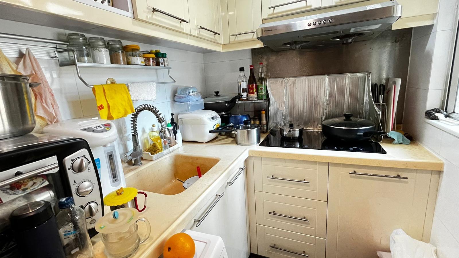 廚房裝修不算新,惟空間充足。(代理提供)