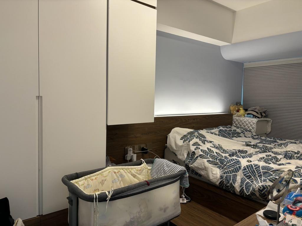 主人房設有大衣櫃及地台,收納空間足。(代理提供)