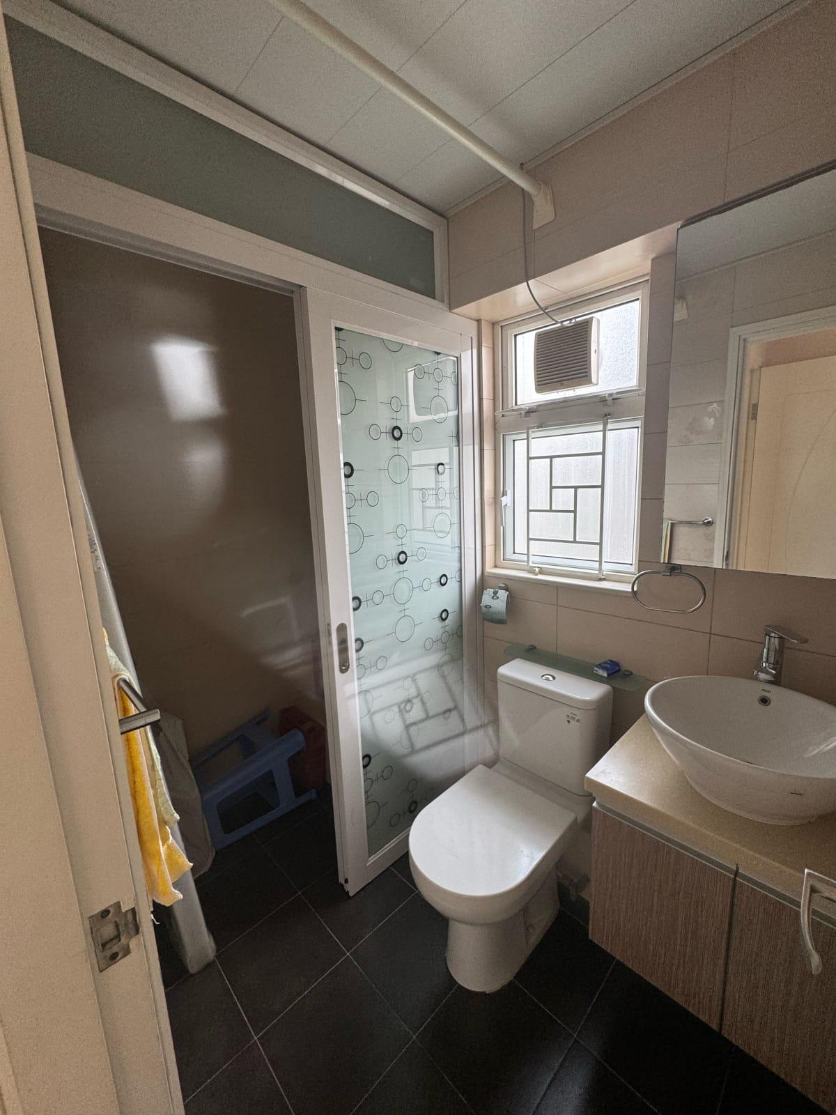 浴室裝修保養得宜,企理新淨。(代理提供)