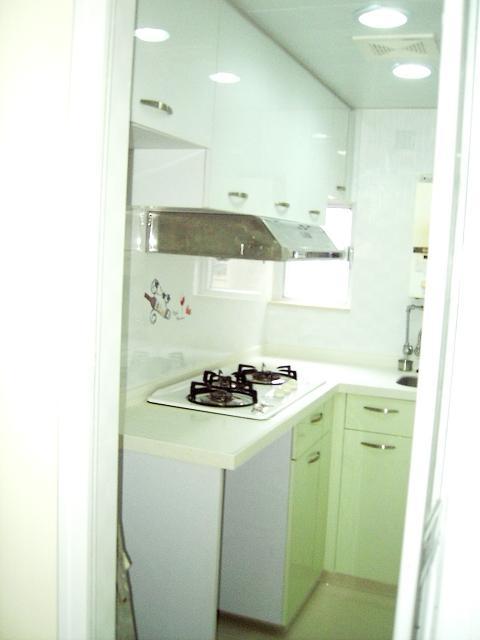 廚房配套新淨,基本設計齊全。(代理提供)