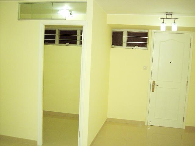 單位有兩房,其中一間睡房位於大門旁,雖然沒有景觀,但空間闊落。(代理提供)