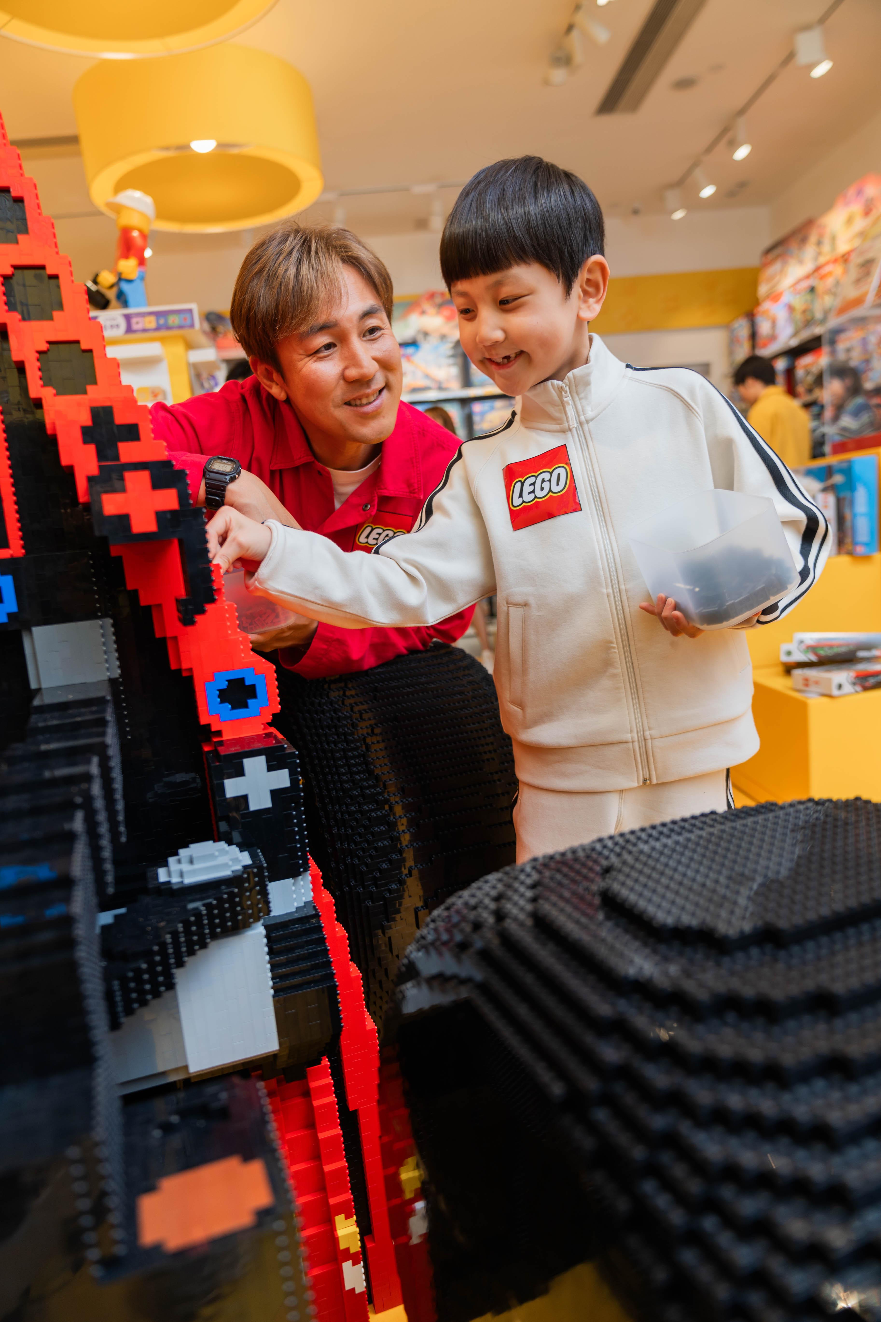 兩父子夾手夾腳完成挑戰。