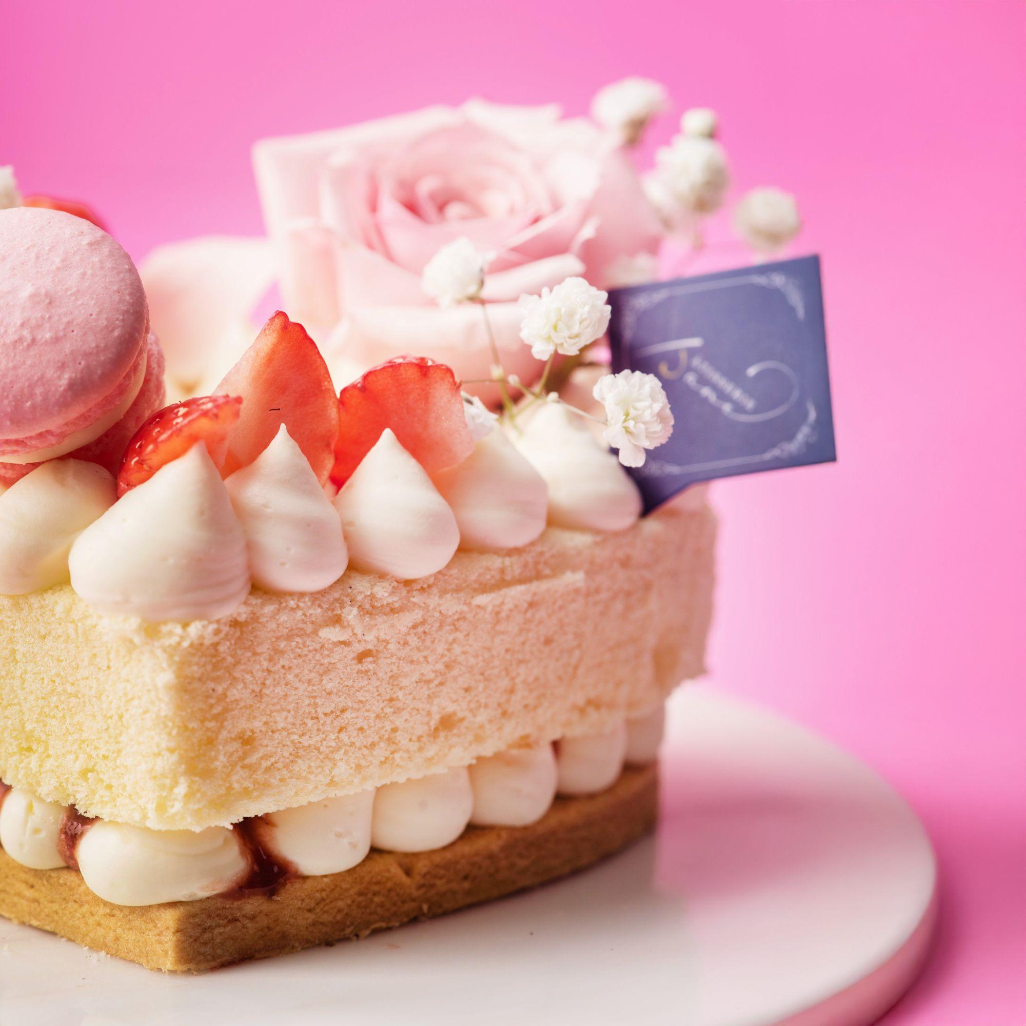 Pâtisserie Jane情人節限定蛋糕以雲呢拿海綿蛋糕,馬斯卡彭忌廉、新鮮士多啤梨、士多啤梨玫瑰果醬、曲奇餅底組成。