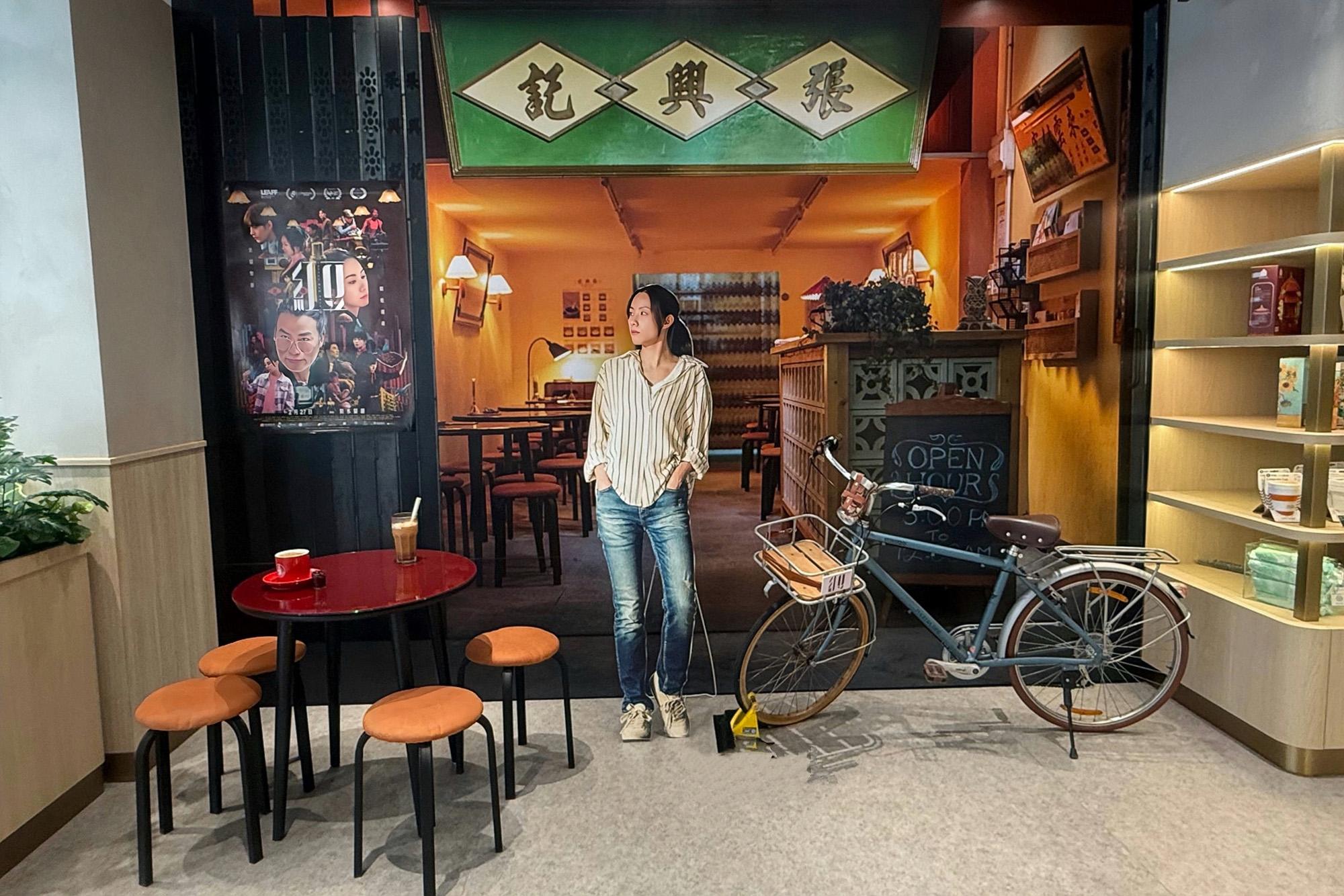 一比一的鄧麗欣人型紙板將會在旺角一咖啡店出現。