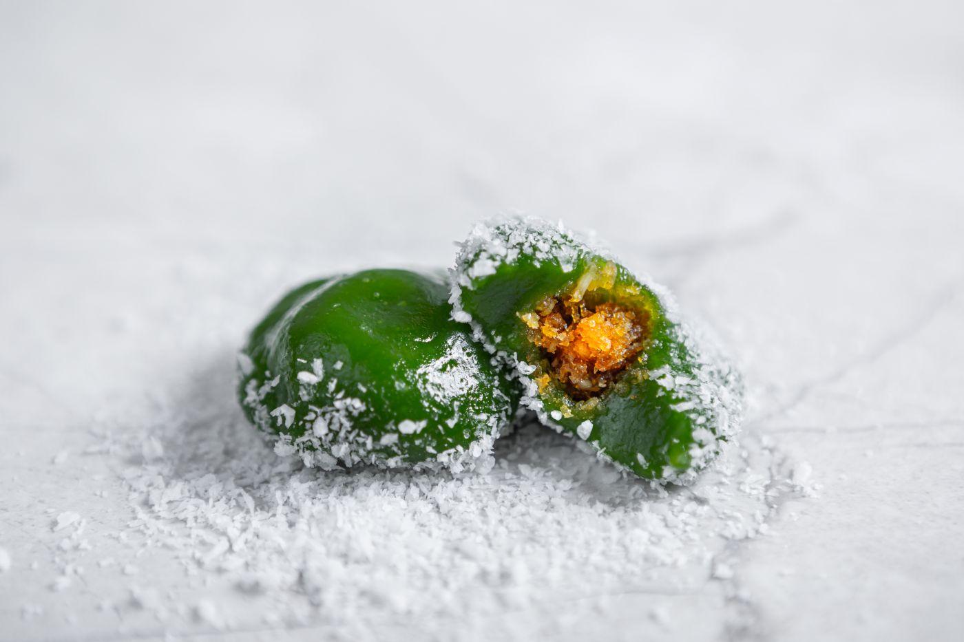 軟糯的糯米糍用新鮮班蘭葉萃取精華,加上椰奶搓皮,以蘸了椰糖的椰絲作內餡。