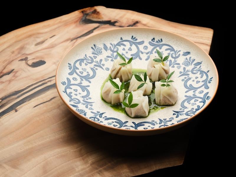 生藍鰭吞拿魚、大頭菜、昆布、蘋果及萬壽菊汁