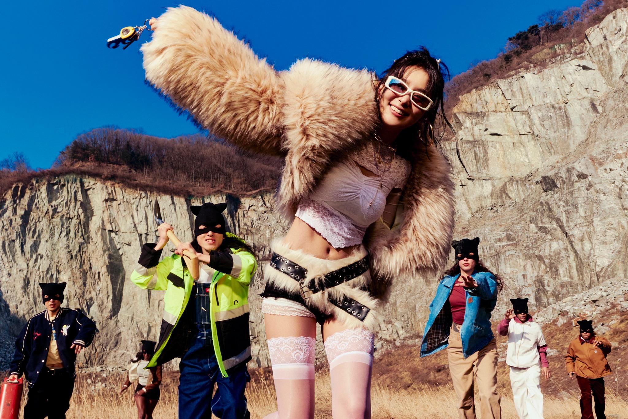 Seulgi新形象借鏡《小雙俠》,她是壞蛋首領「多弄姿」,dancer變為「波吉與阿祖」。